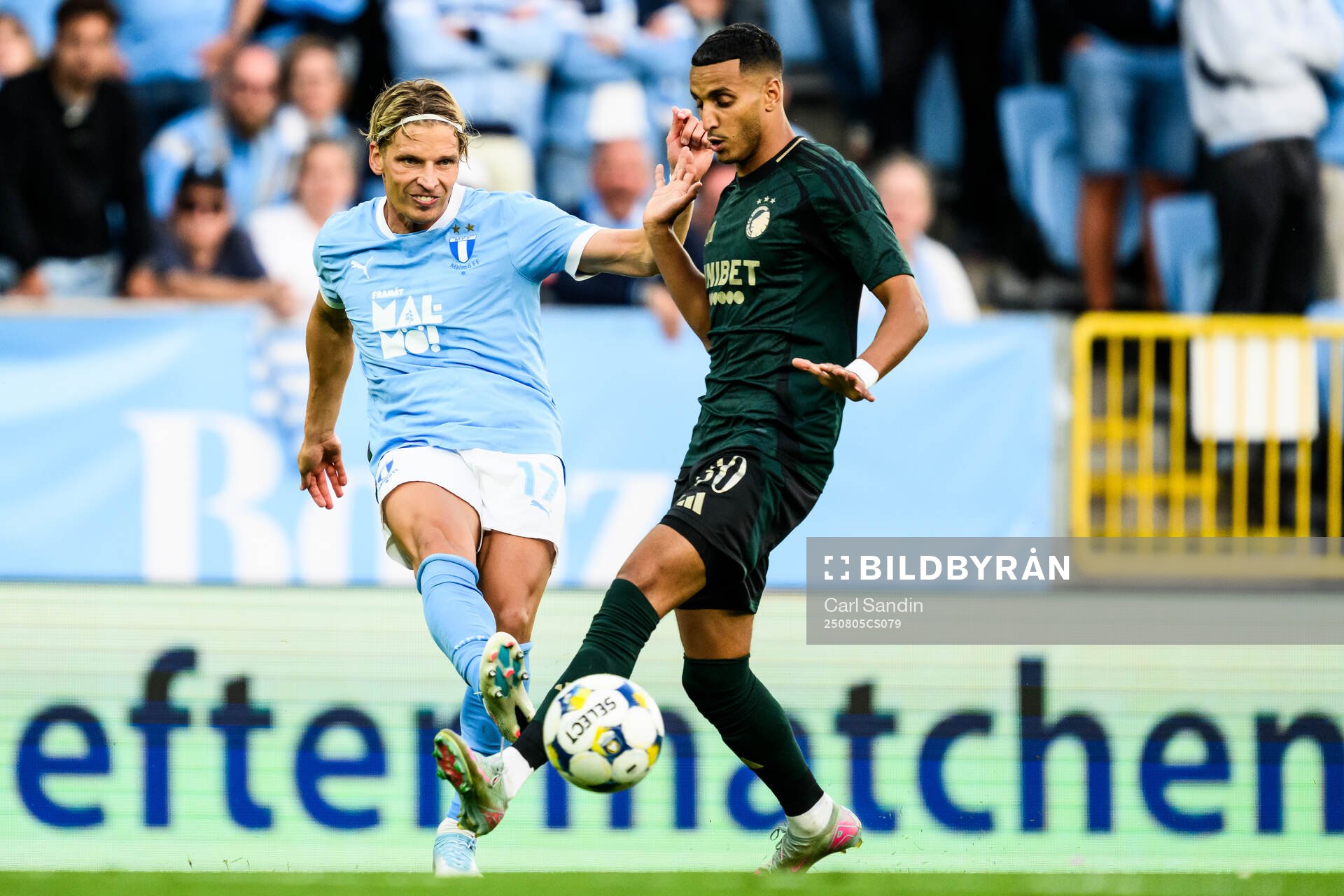Jens Stryger Larsen of Malmö FF and Elias Achouri of FC