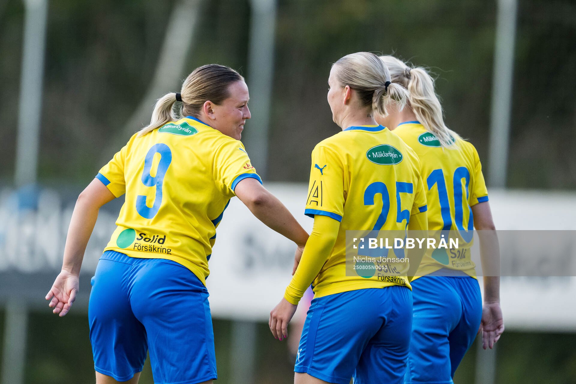 Eskilsminnes Nova Karlsson och Johanna Lindblom jublar