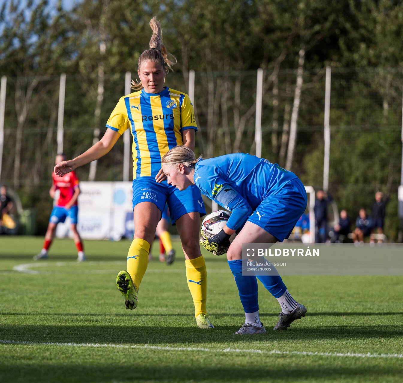 Eskilsminnes Johanna Olsson och Helsingborgs målvakt
