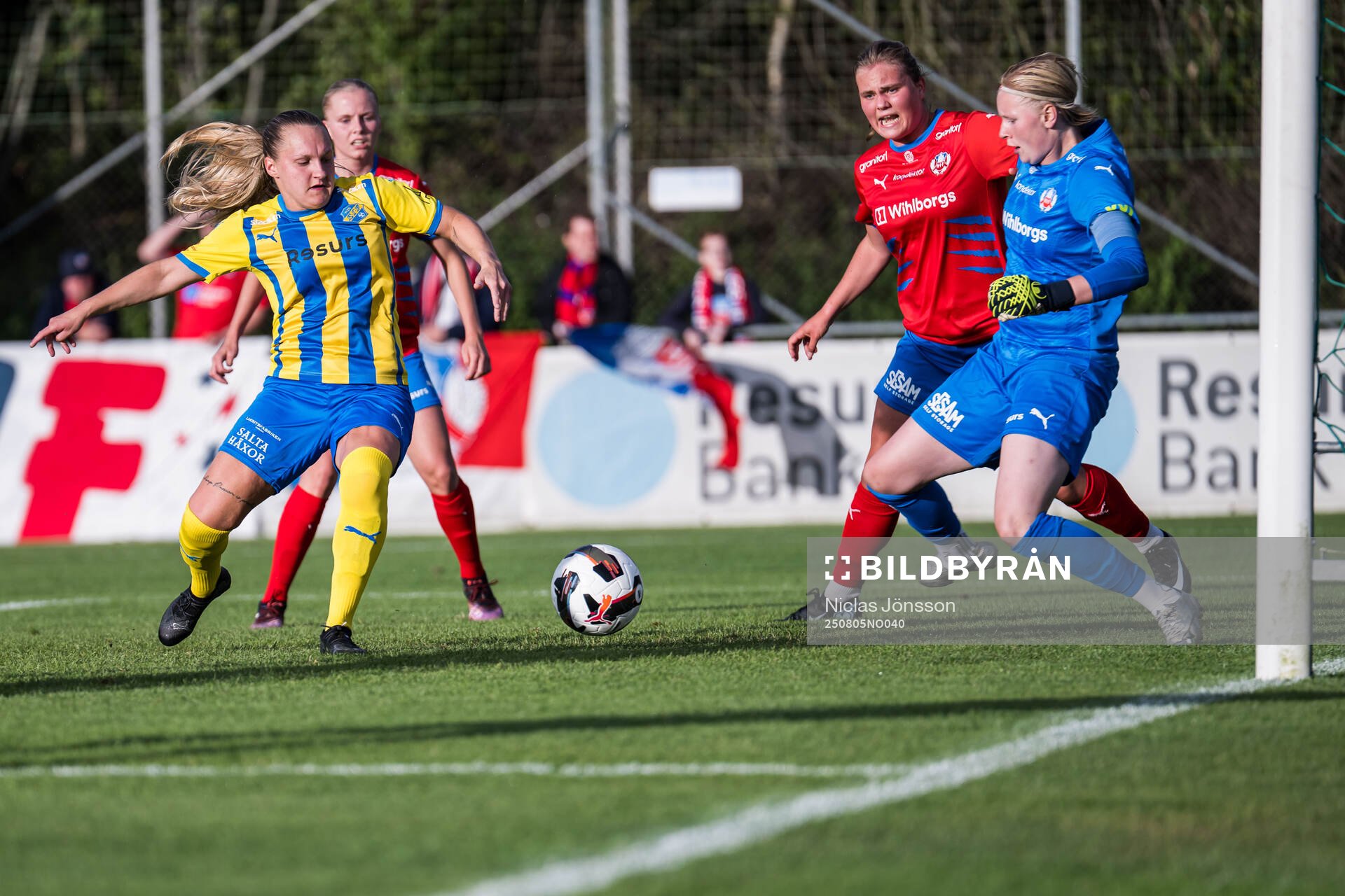 Eskilsminnes Alma Bertilsson och Helsingborgs målvakt