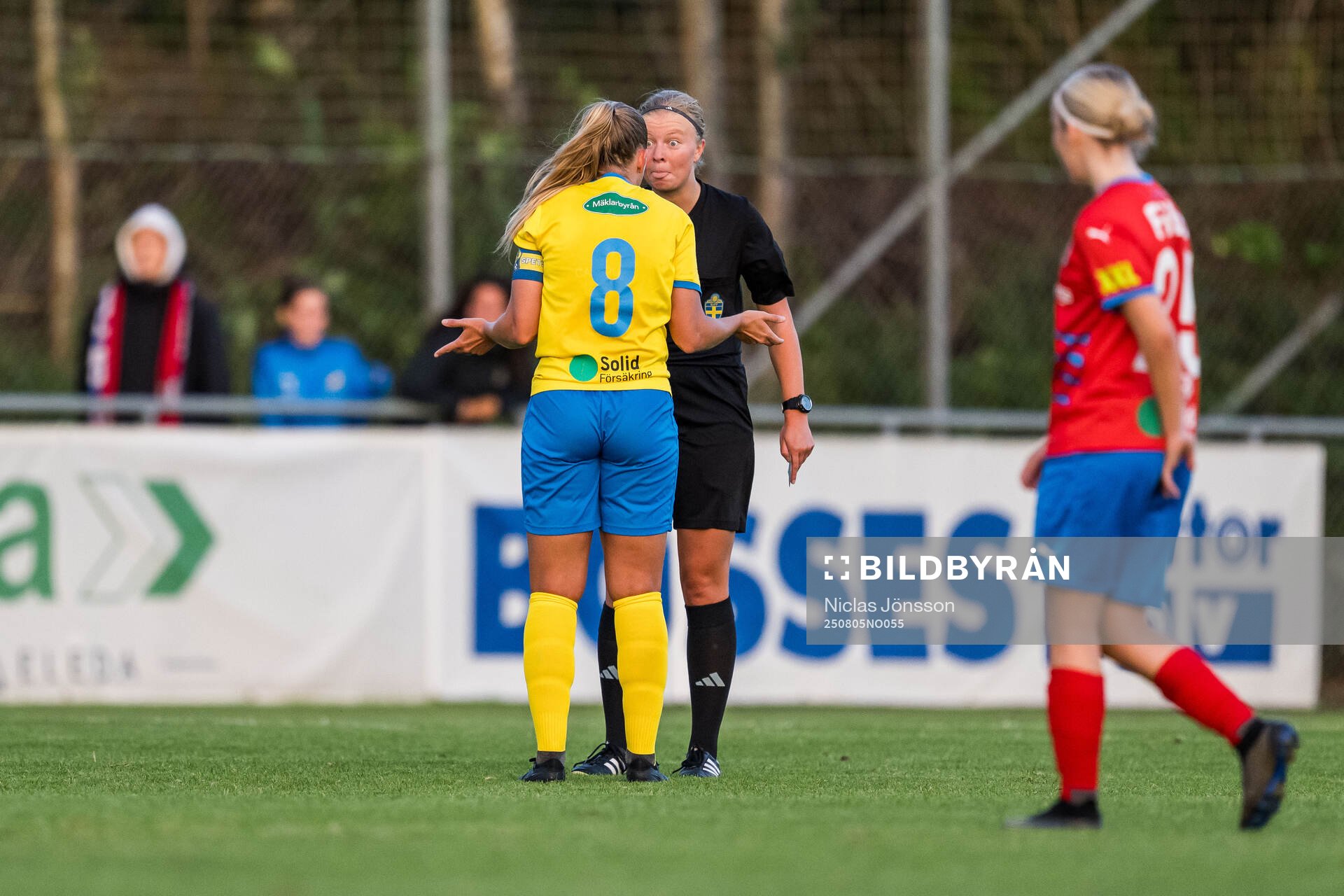 Eskilsminnes Julia Nyberg Spets i samtal med domaren
