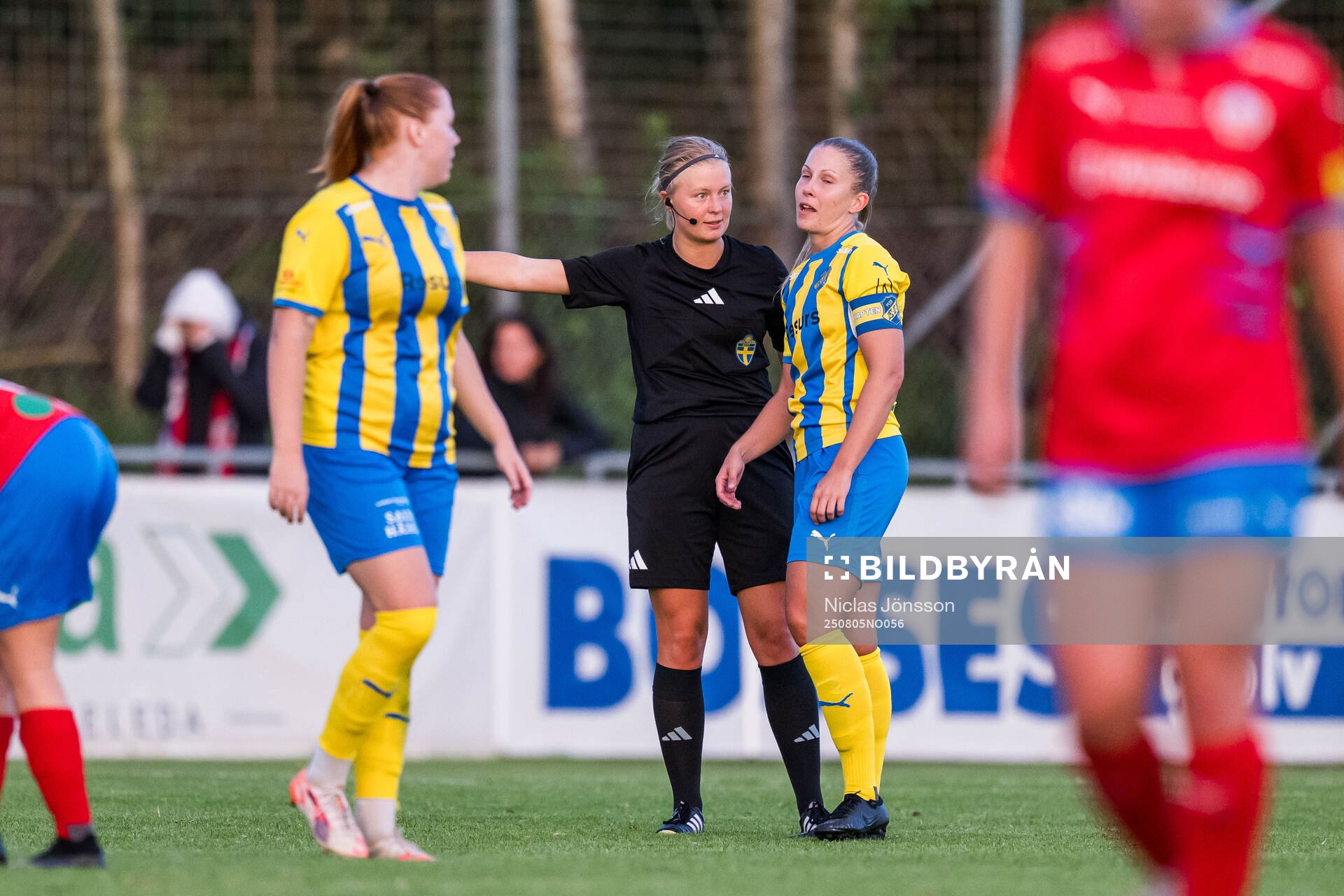 Eskilsminnes Julia Nyberg Spets i samtal med domaren