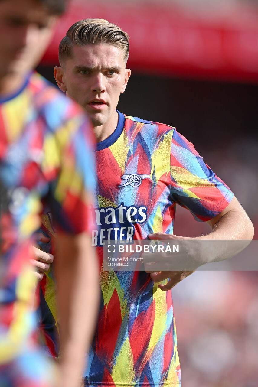 Viktor Gyökeres of Arsenal warming up