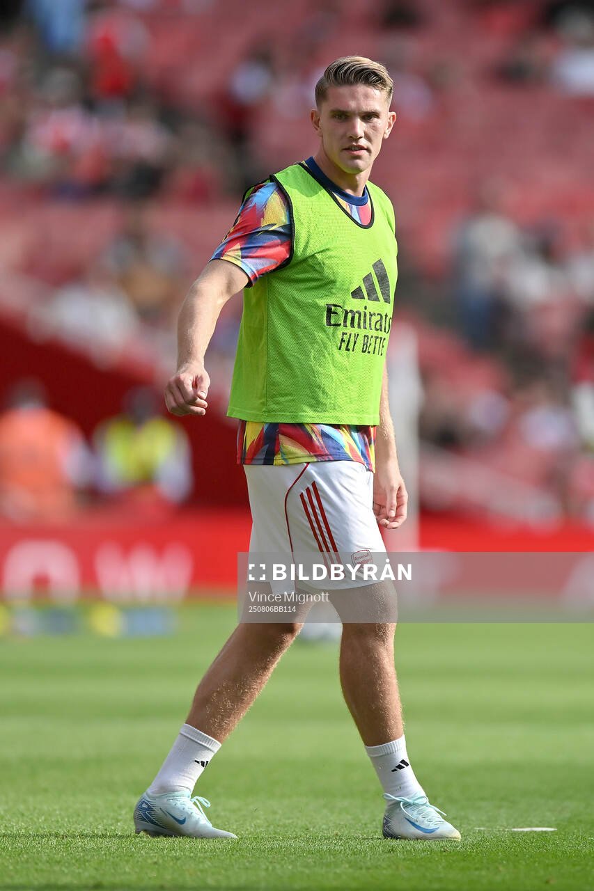 Viktor Gyökeres of Arsenal warming up
