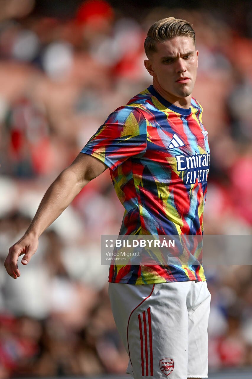 Viktor Gyökeres of Arsenal warming up