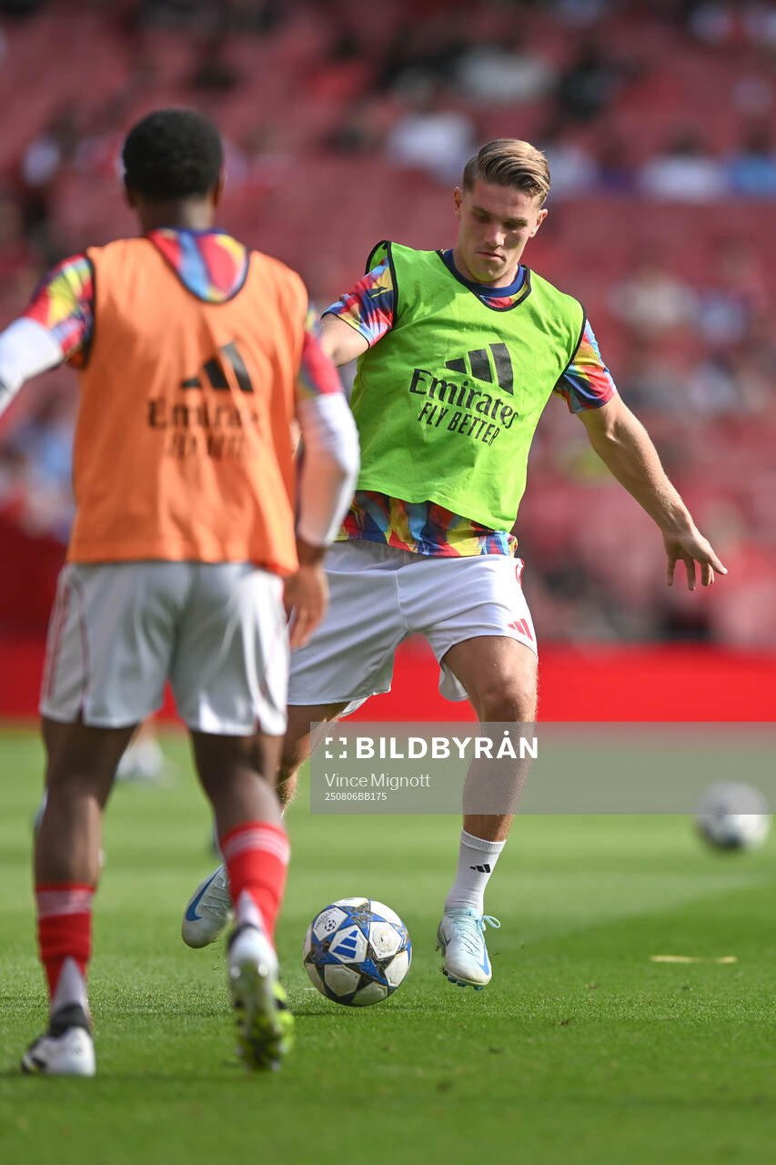 Viktor Gyökeres of Arsenal warming up