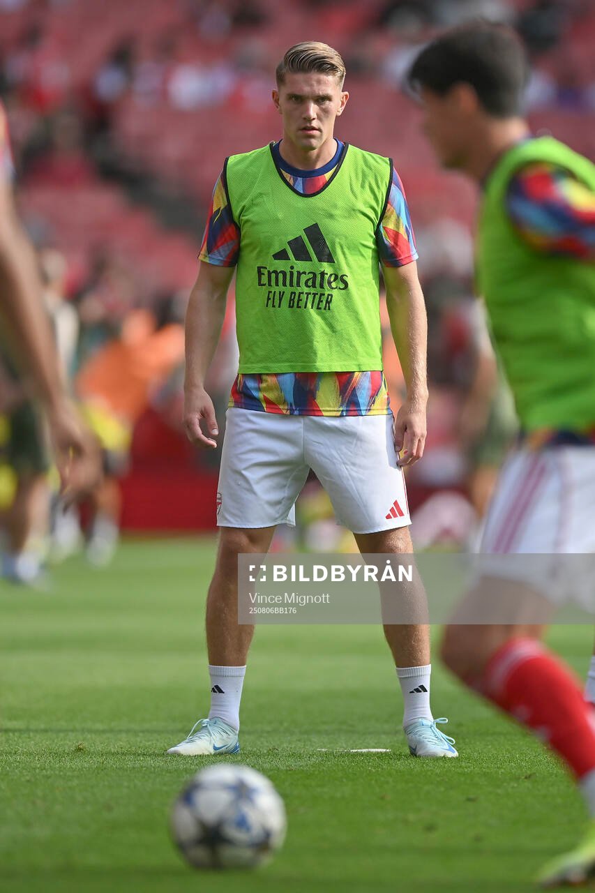 Viktor Gyökeres of Arsenal warming up