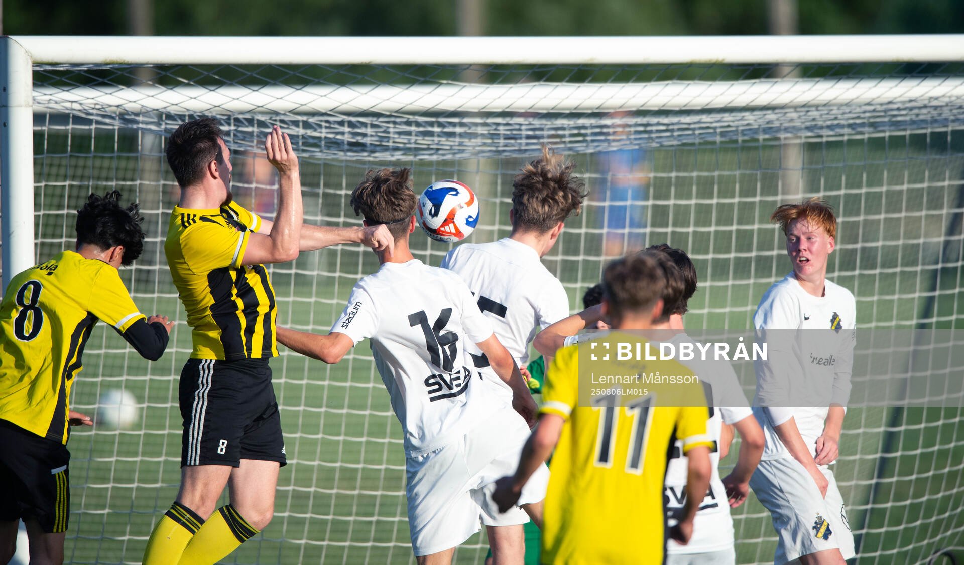 IFK Hässleholms Erjon Rama nickar in ett mål i matchens