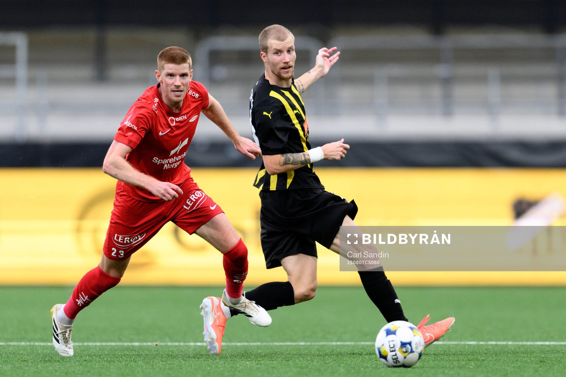 Thore Pedersen of Brann and Simon Gustafson of Häcken