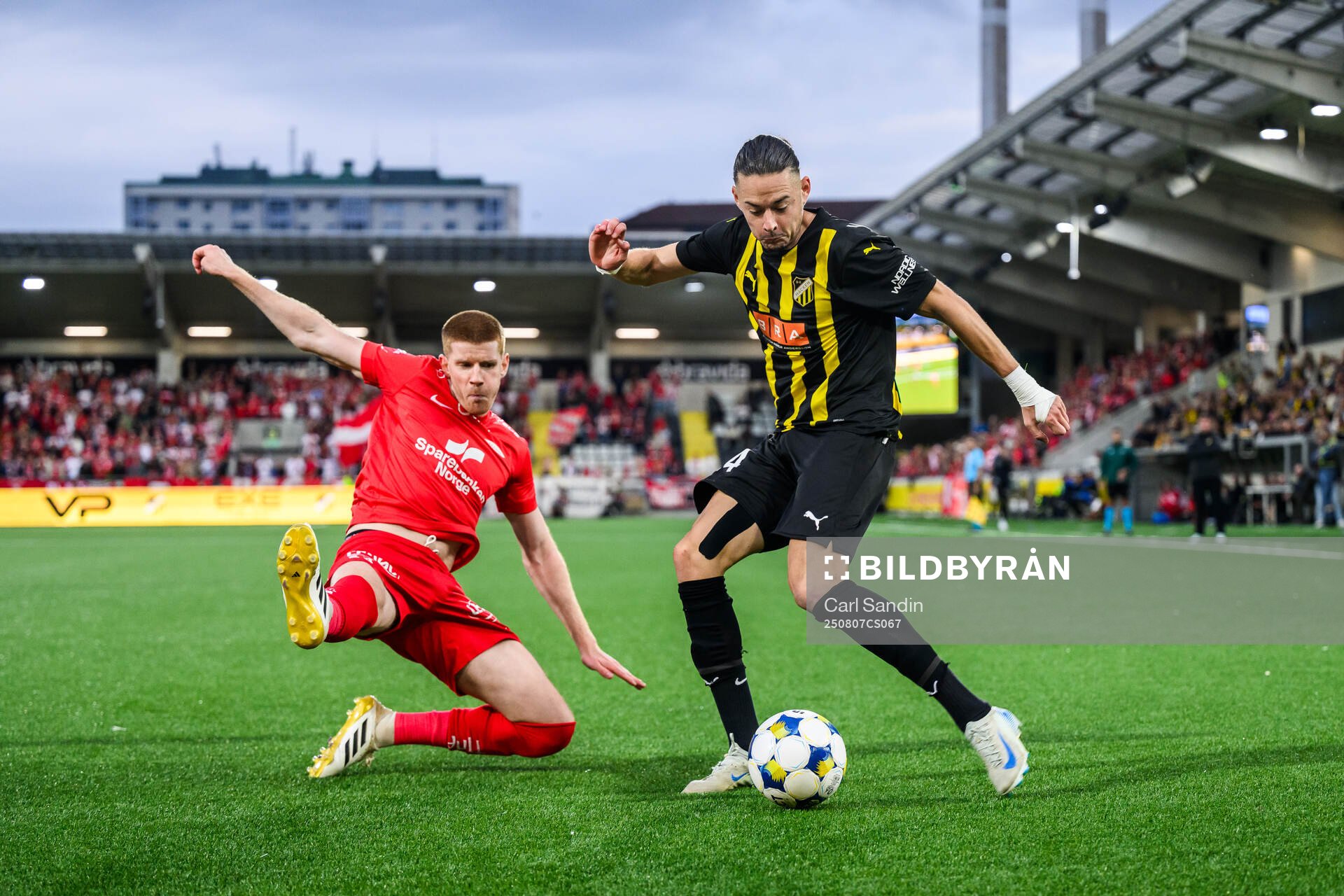 Thore Pedersen of Brann and Amor Layouni of Häcken