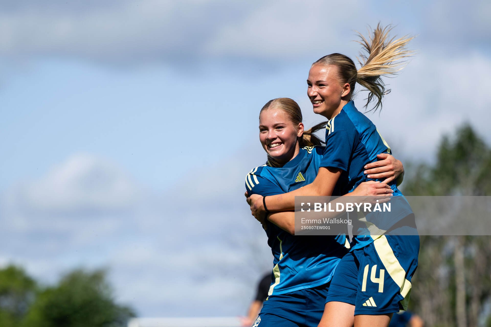 Elsa Blårand och Emma Karlsson Eriksson jublar
