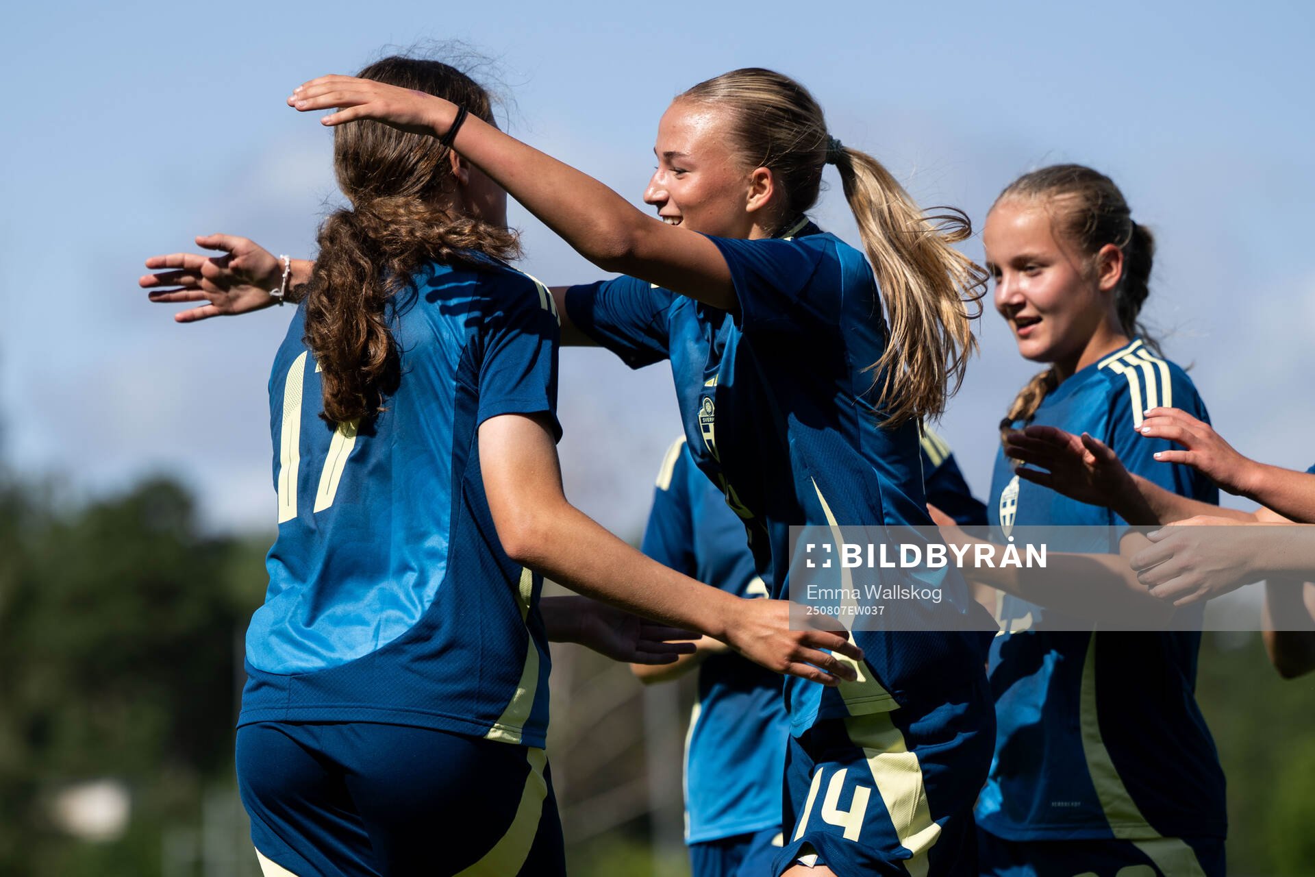 Elna Angus och Emma Karlsson Eriksson jublar