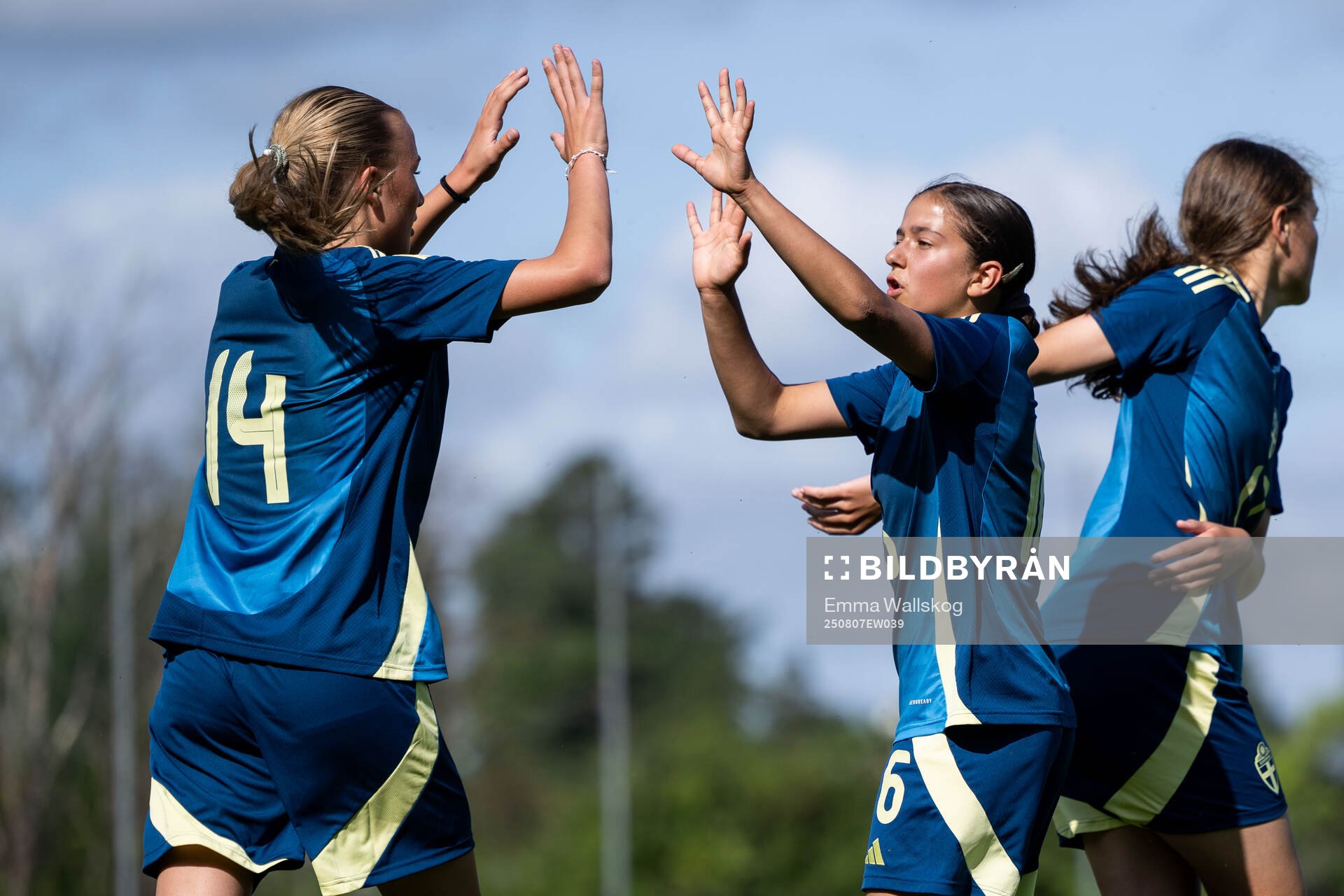 Emma Karlsson Eriksson och Isabell Jadonic jublar