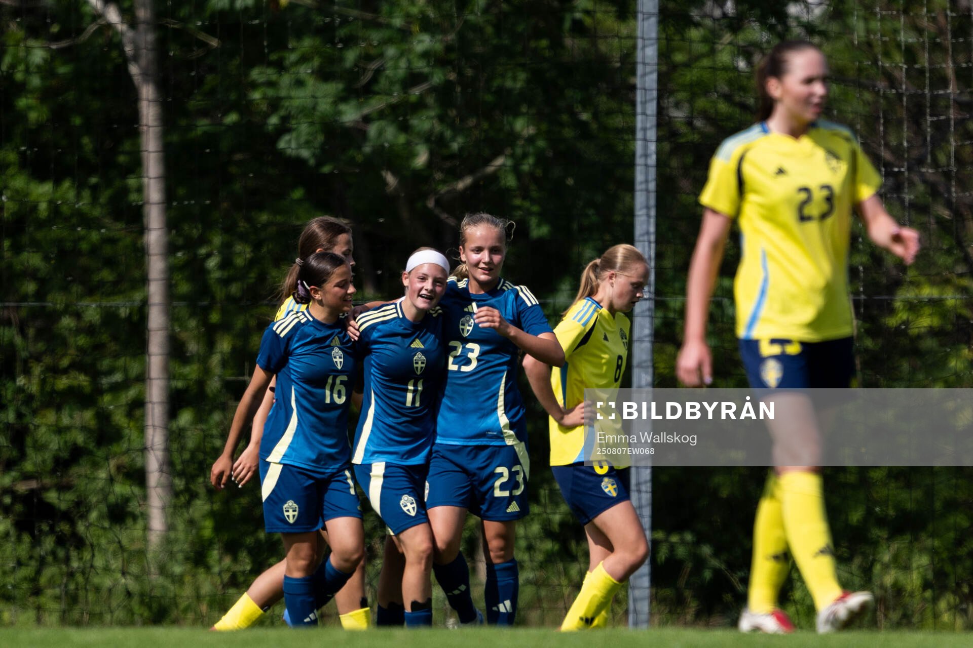 Isabell Jadonic, Milla Nyström och Maja Jernström jublar