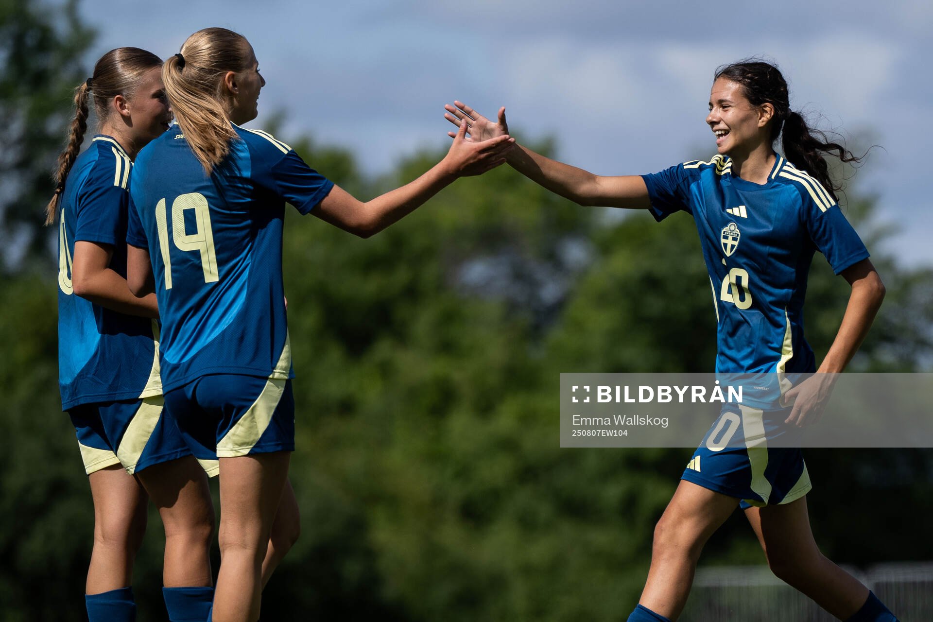 Elvira Wide och Maylin Lövgren Sarmiento jublar