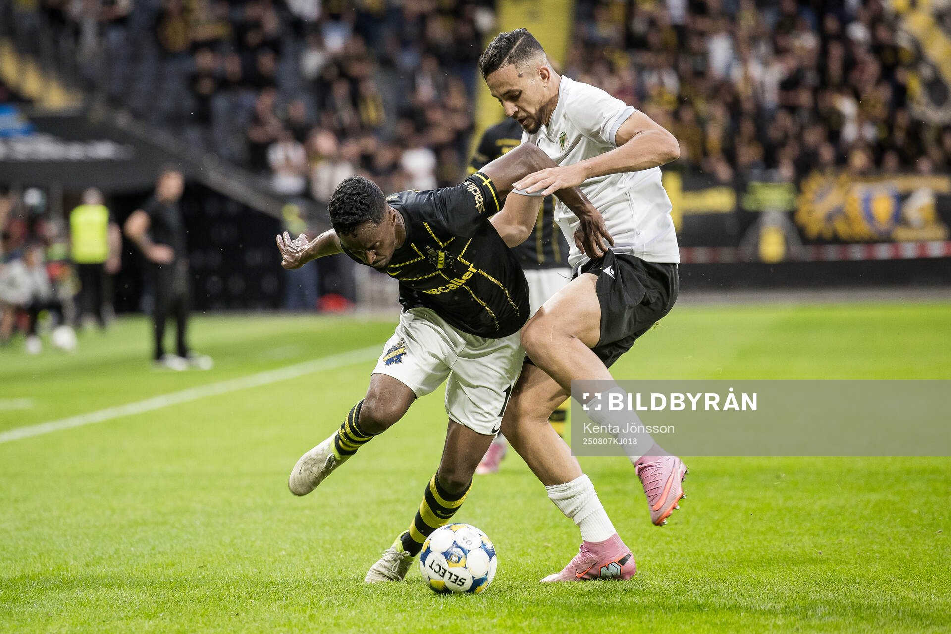 Abdihakim Ali of AIK and Nadhir Benbouali of Györi ETO