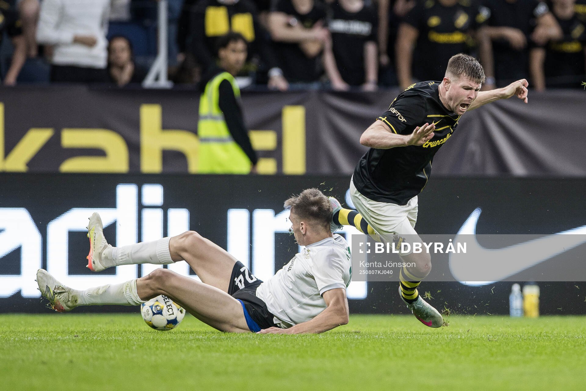 Mads Døhr Thychosen of AIK and Miljan Krpic of Györi ETO