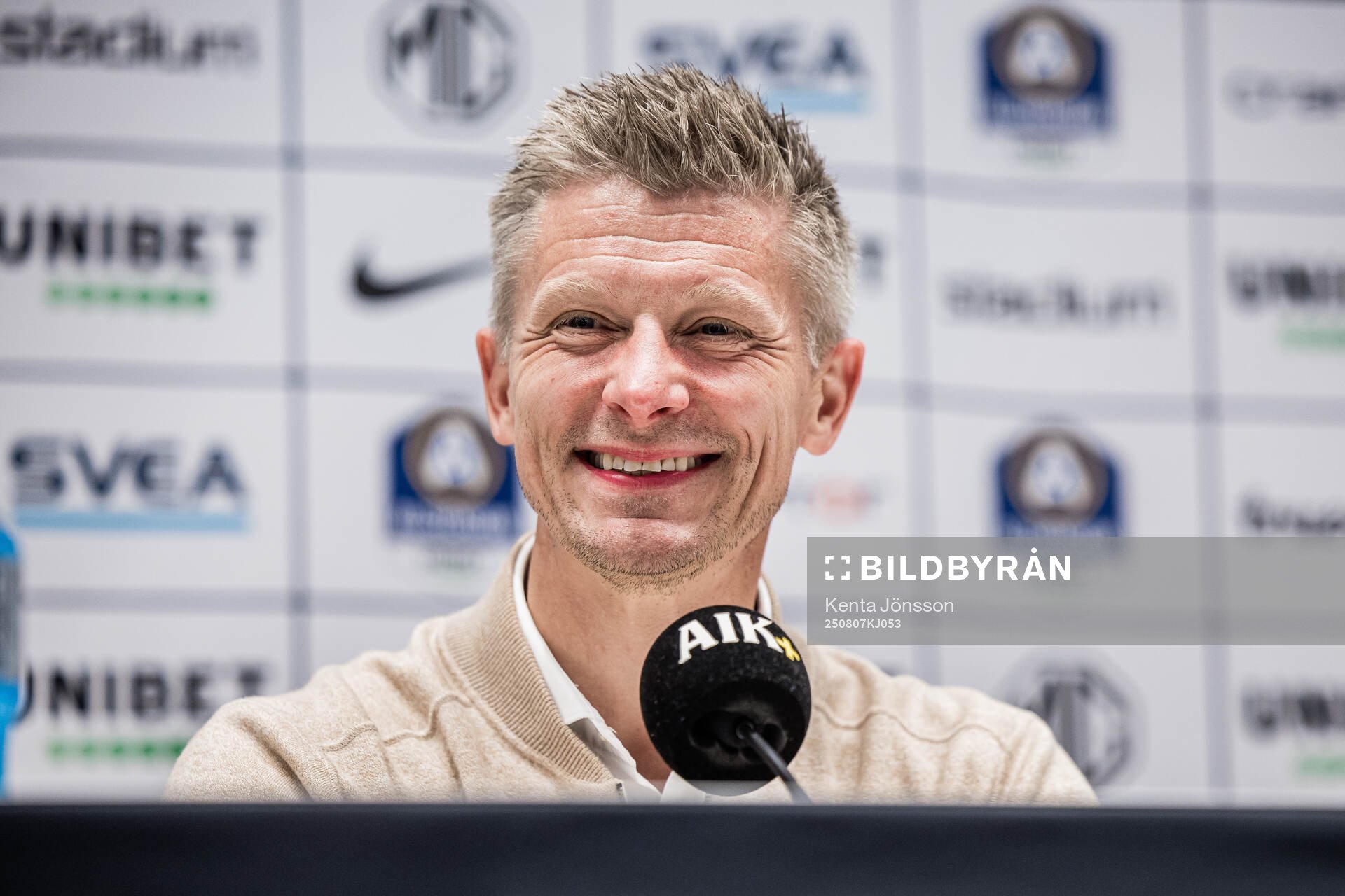Coach Mikkjal Thomassen of AIK