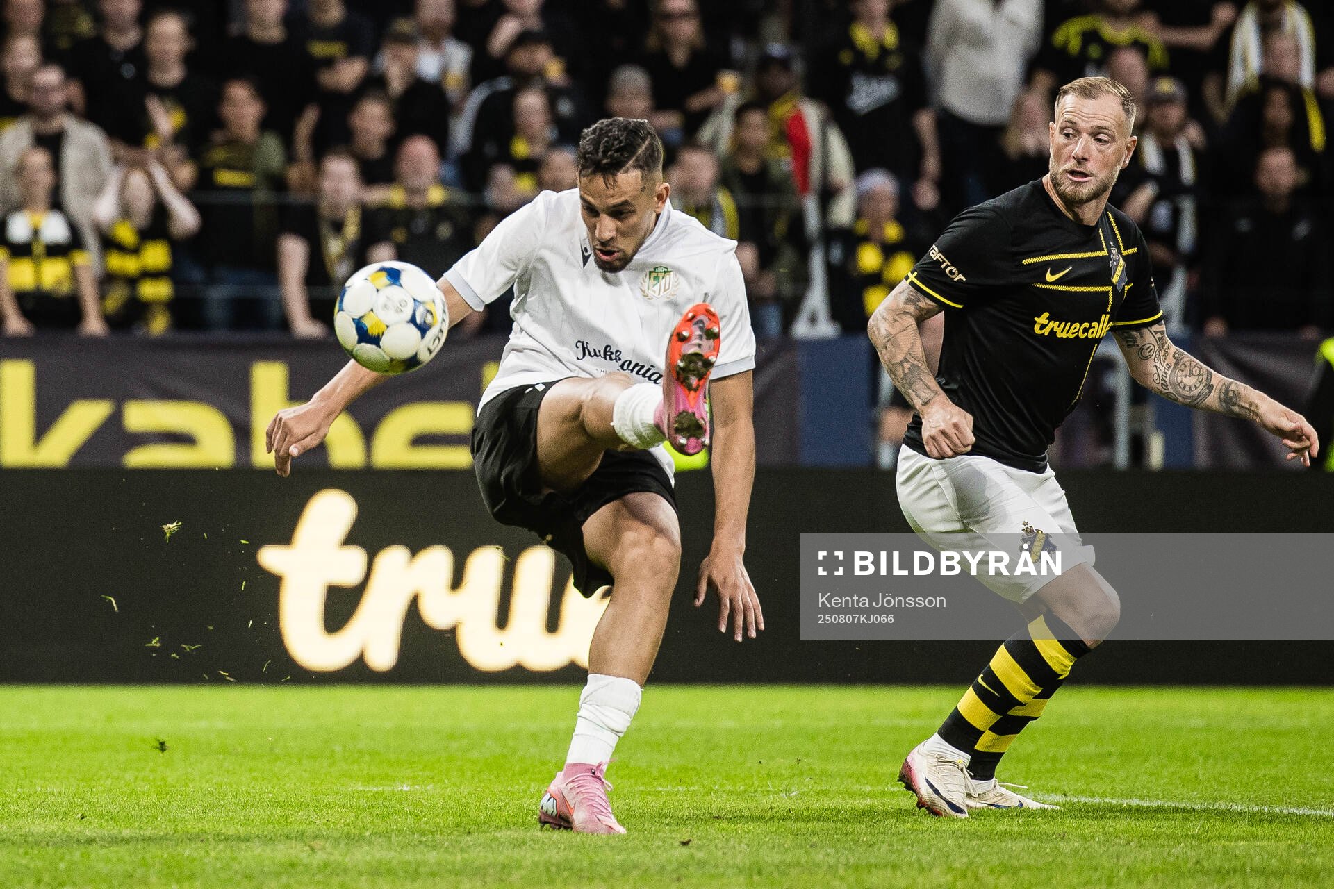 Nadhir Benbouali of Györi ETO and John Guidetti of AIK