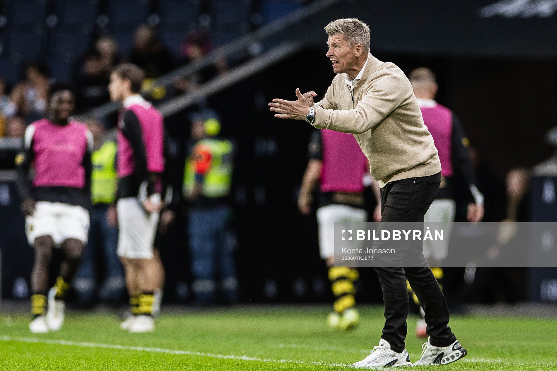 Coach Mikkjal Thomassen of AIK