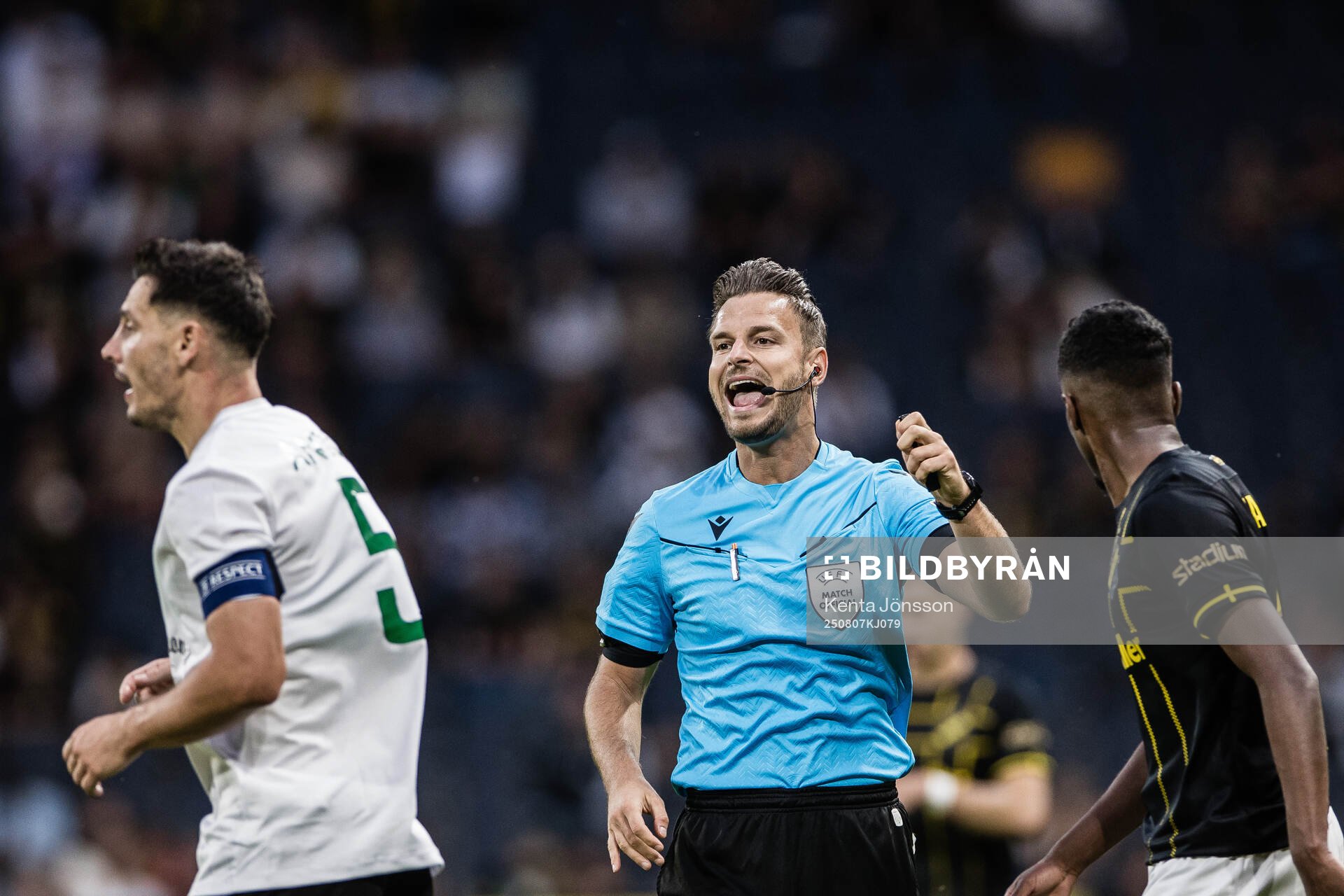 Referee Daniel Schlager