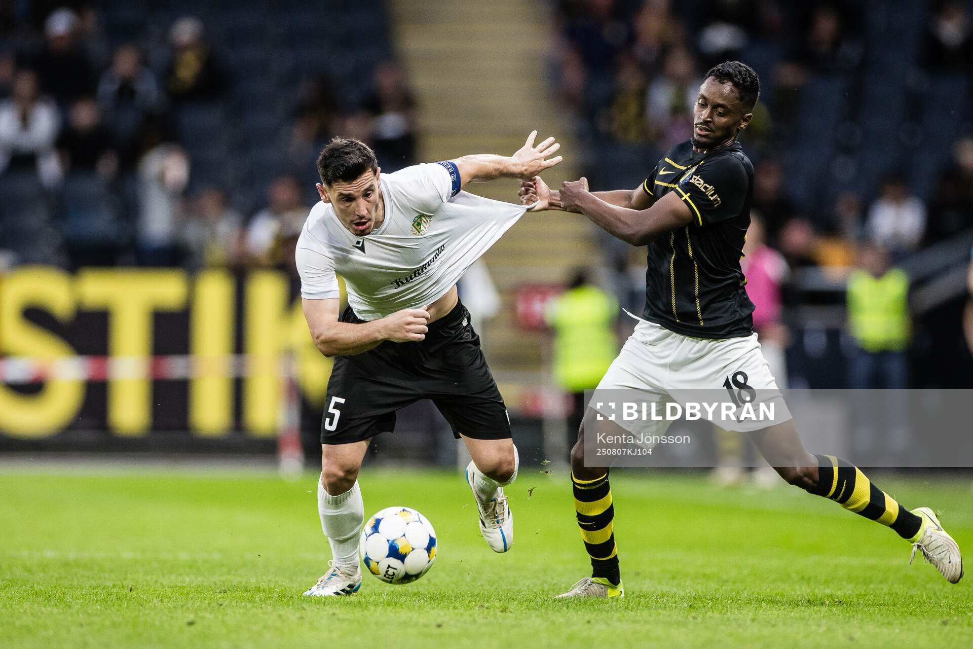 Paul Anton of Györi ETO and Abdihakim Ali of AIK