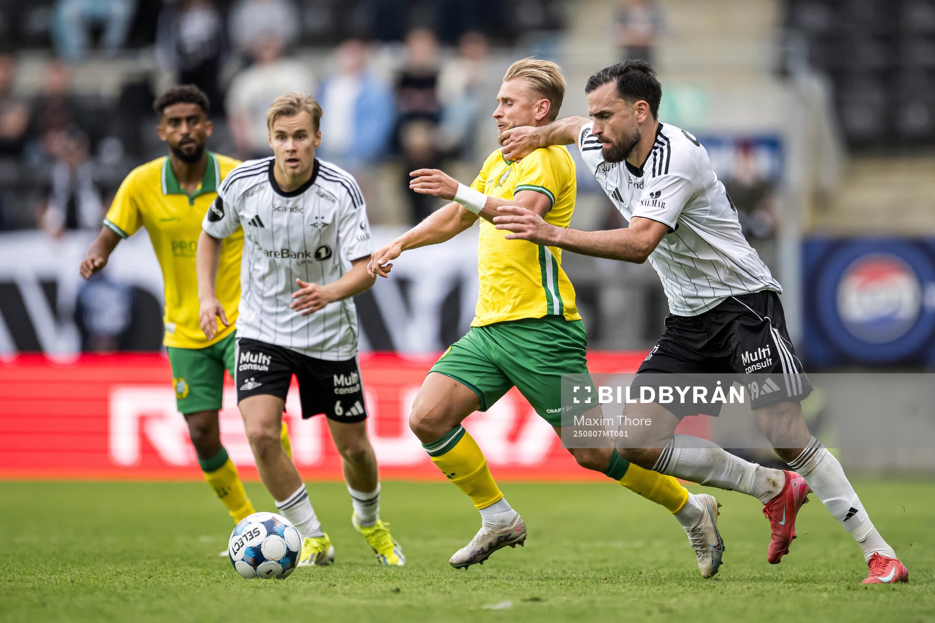 Simon Strand of Hammarby and Dino Islamovic of Rosenborg