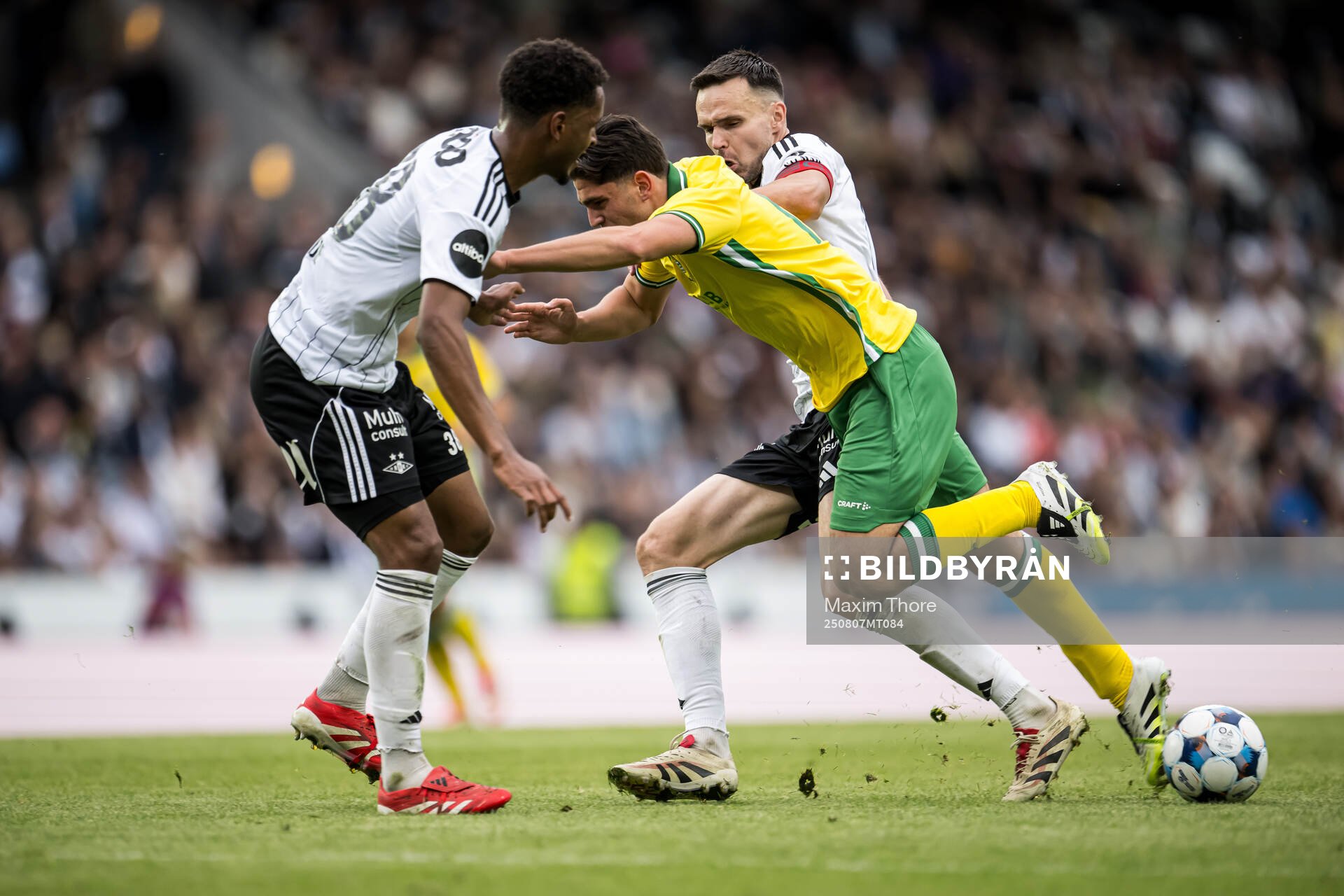 Adrian Lahdo of Hammarby and Ole Selnæs of Rosenborg