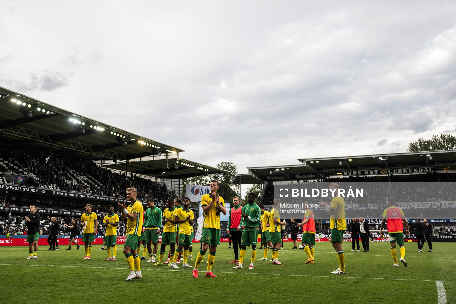 The players of Hammarby thank their supporters