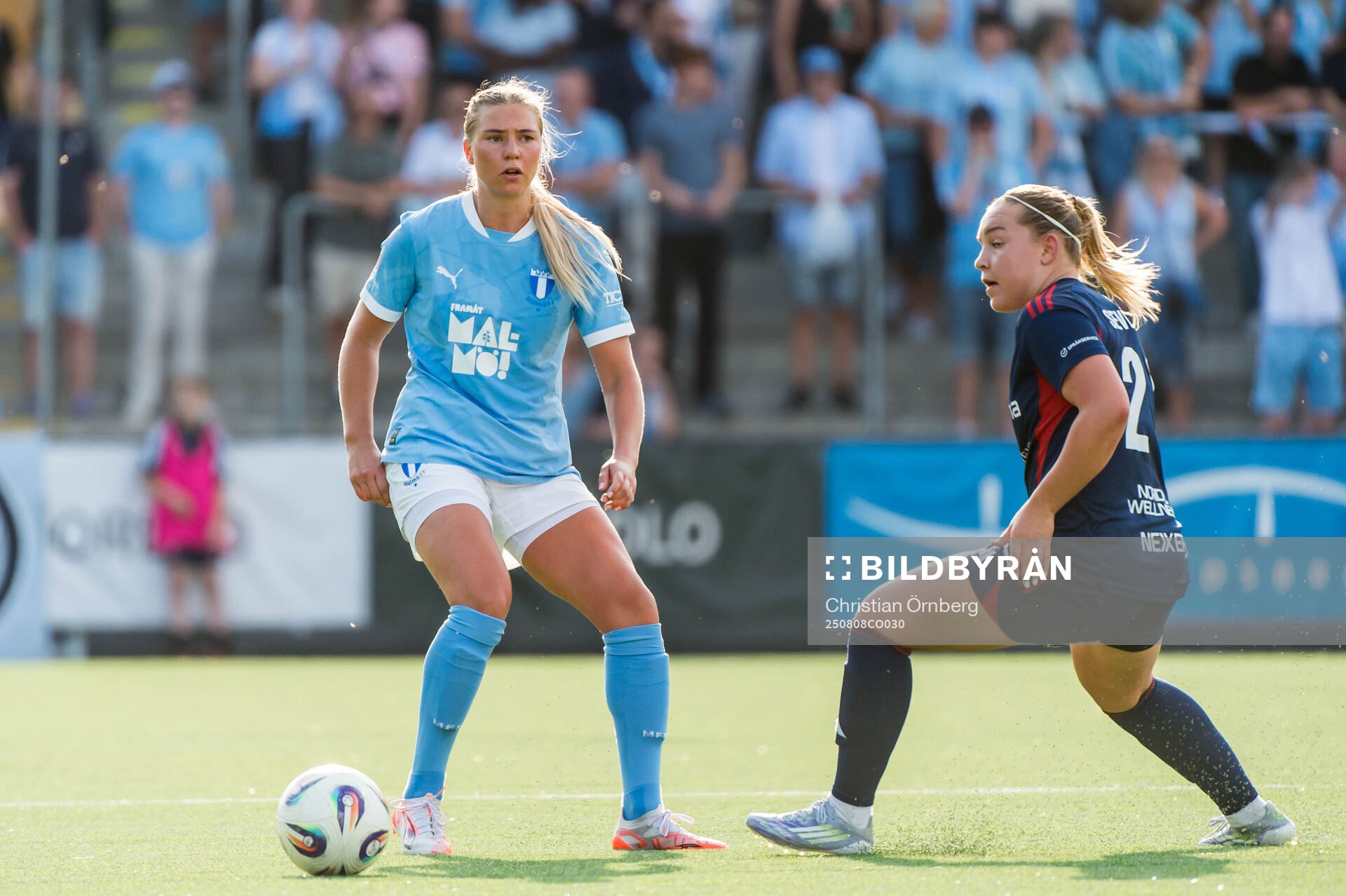 Malmö FFs Ellen Löfqvist och Rosengårds Oona Sevenius