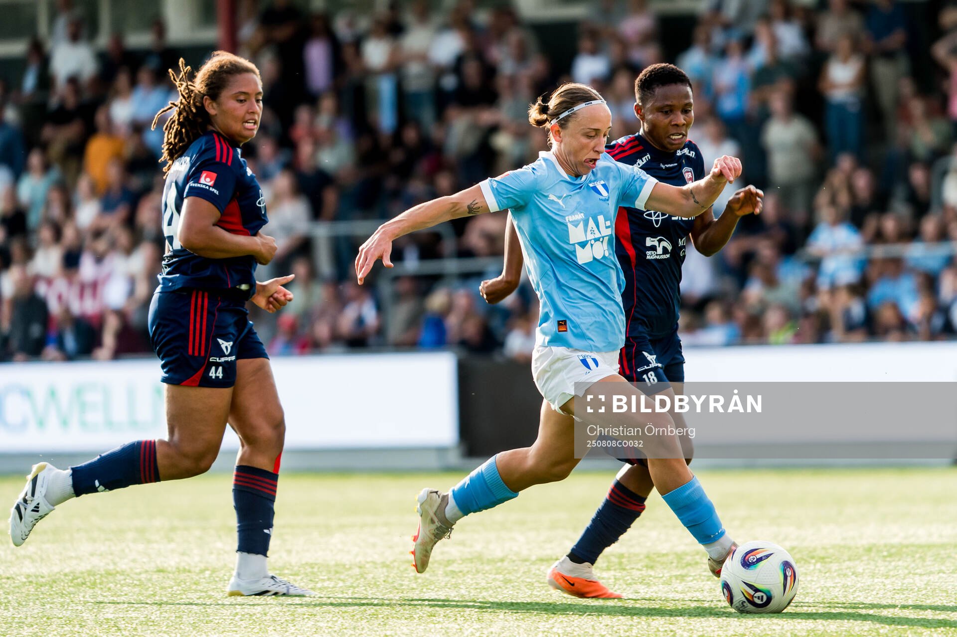 Malmö FFs Miljana Ivanovic och Rosengårds Jo-Anne Agbor