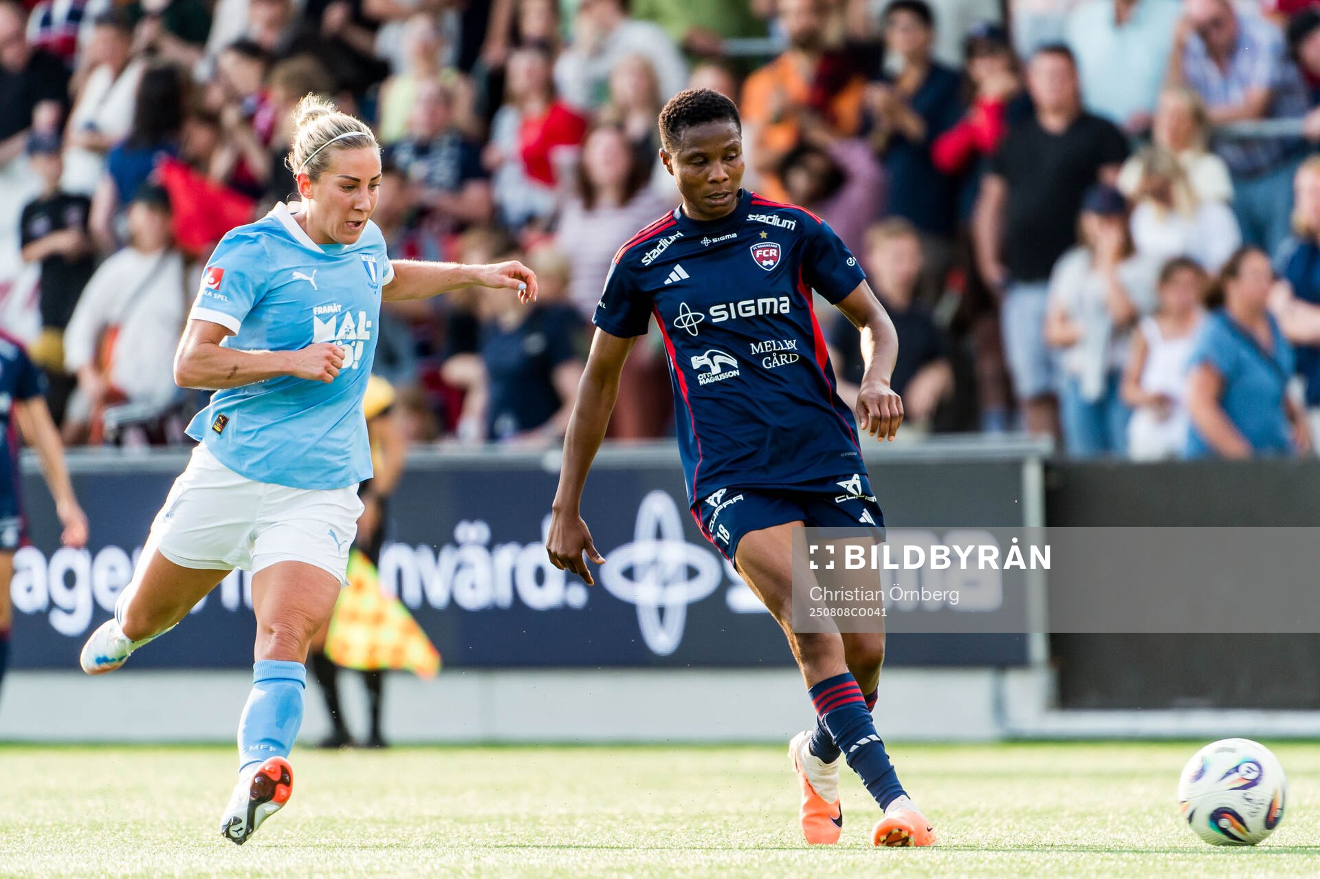 Malmö FFs Mia Persson och Rosengårds Halimatu Ayinde