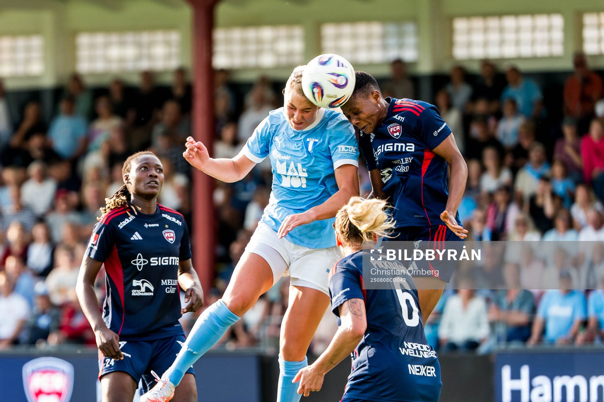 Malmö FFs Ellen Löfqvist och Rosengårds Halimatu Ayinde