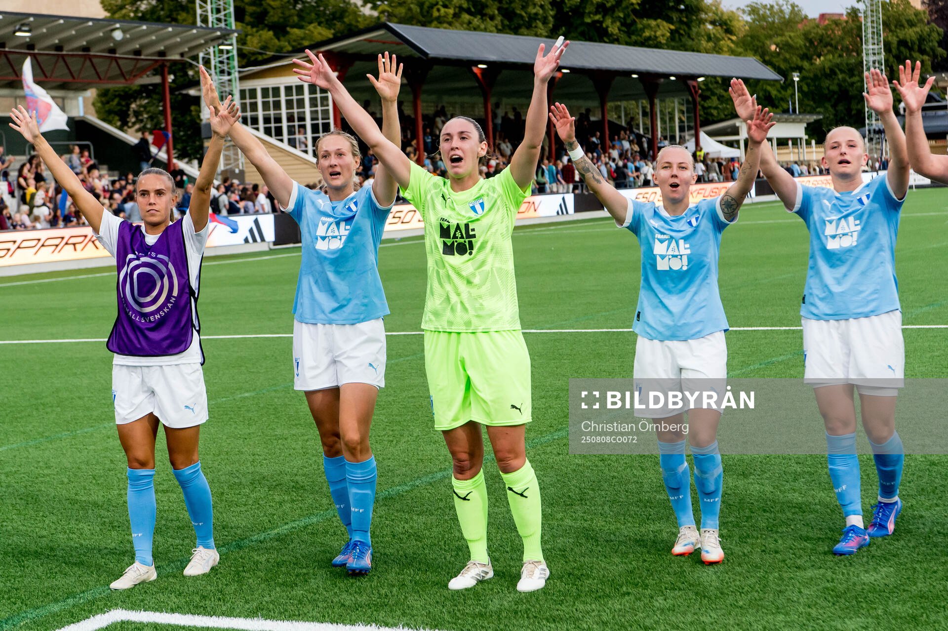 Malmö FFs målvakt Moa Öhman och spelare jublar