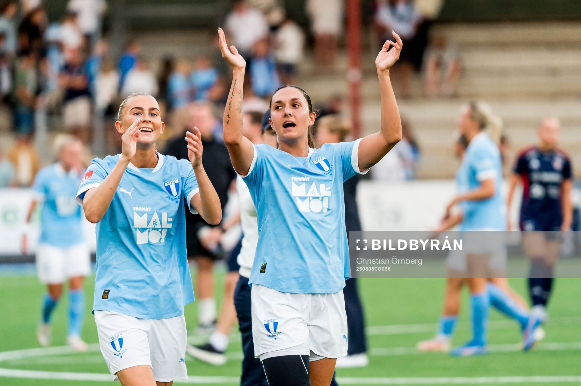 Malmö FFs Beatrice Persson och Isabella D'Aquila jublar