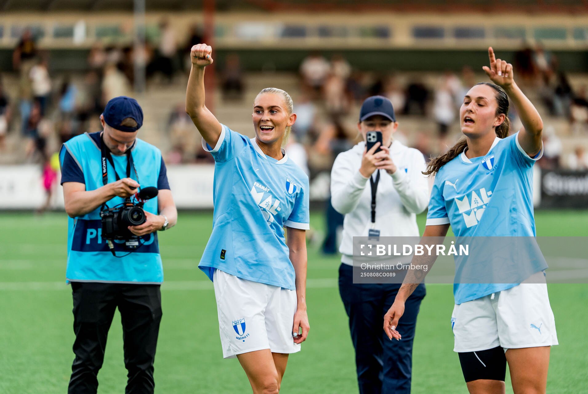 Malmö FFs Beatrice Persson och Isabella D'Aquila jublar