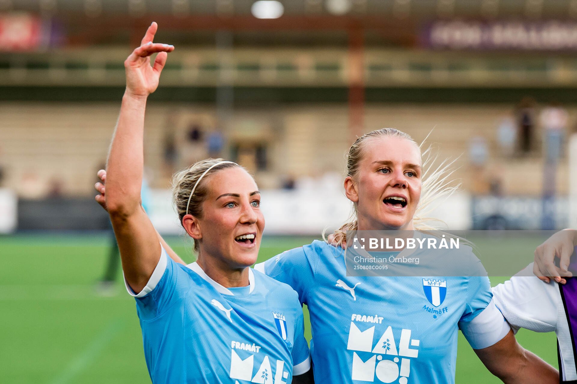 Malmö FFs Mia Persson och Nellie Lilja jublar