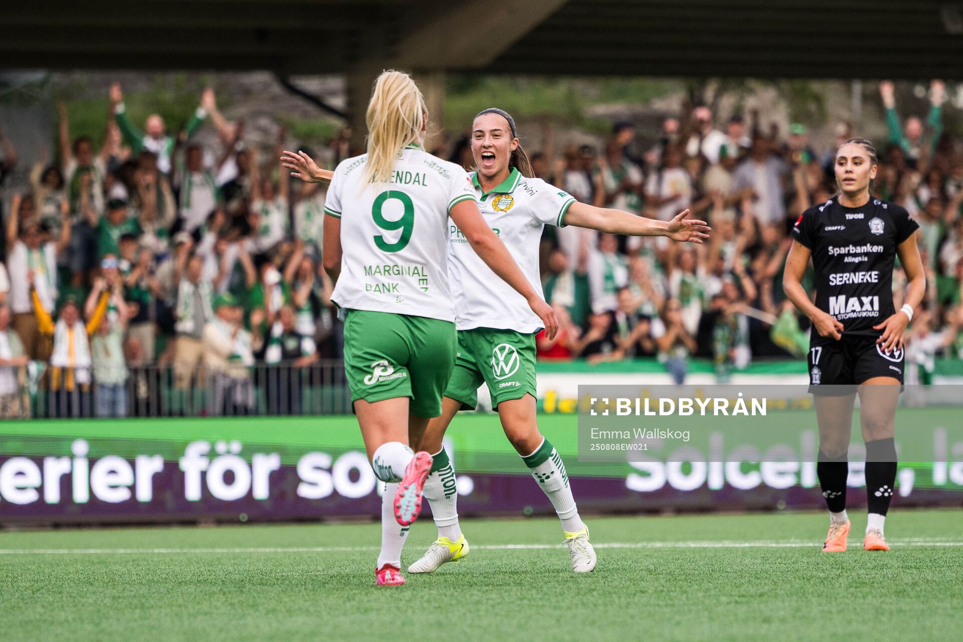 Hammarbys Anna Jøsendal och Vilma Emilia Koivisto jublar