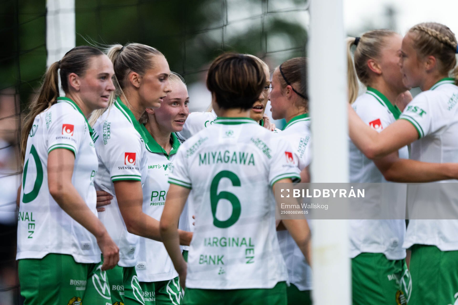 Hammarbys Ellen Wangerheim jublar med Vilde Hasund och