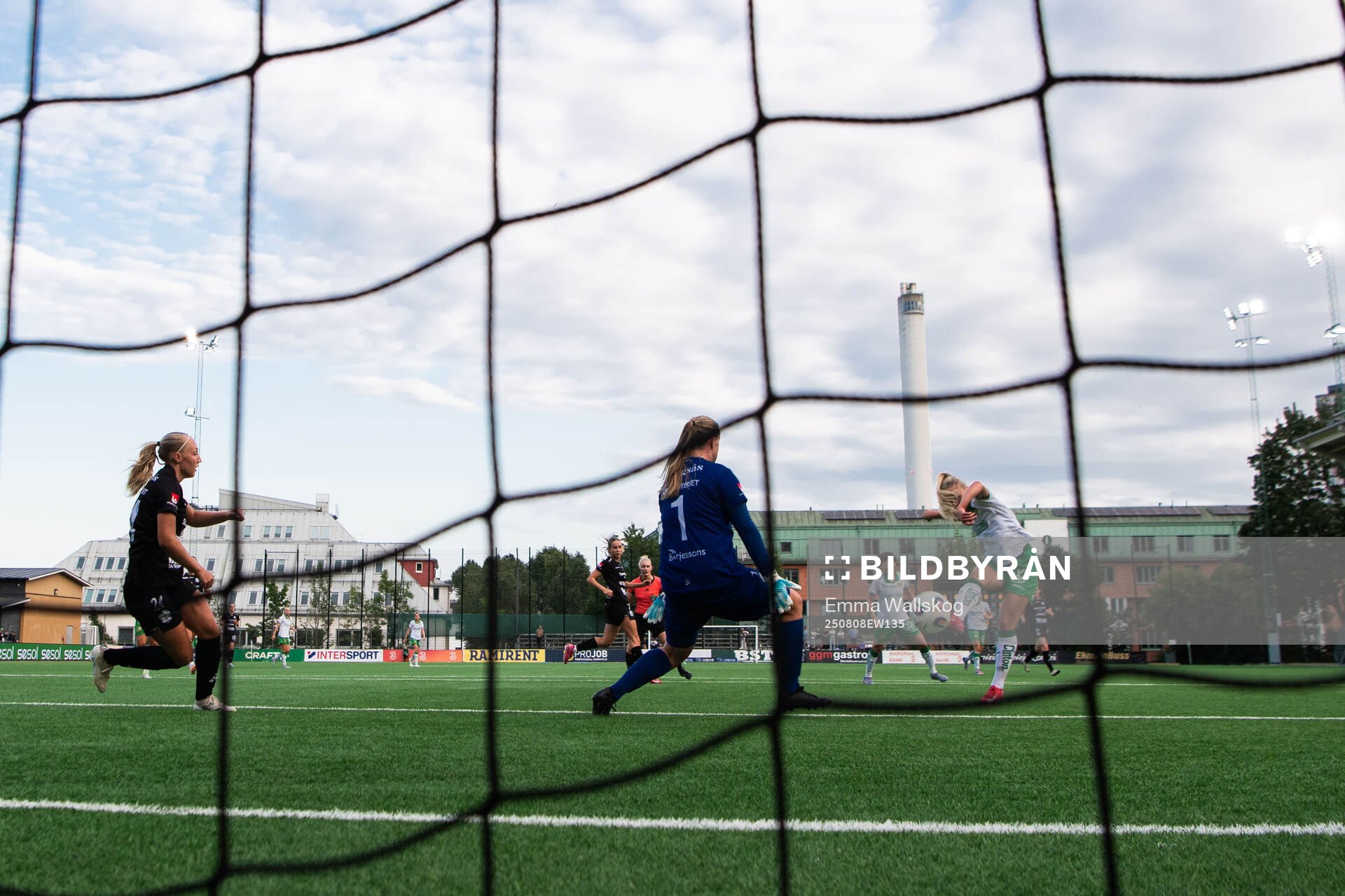 Hammarbys Anna Jøsendal gör 1-0 bakom Alingsås målvakt