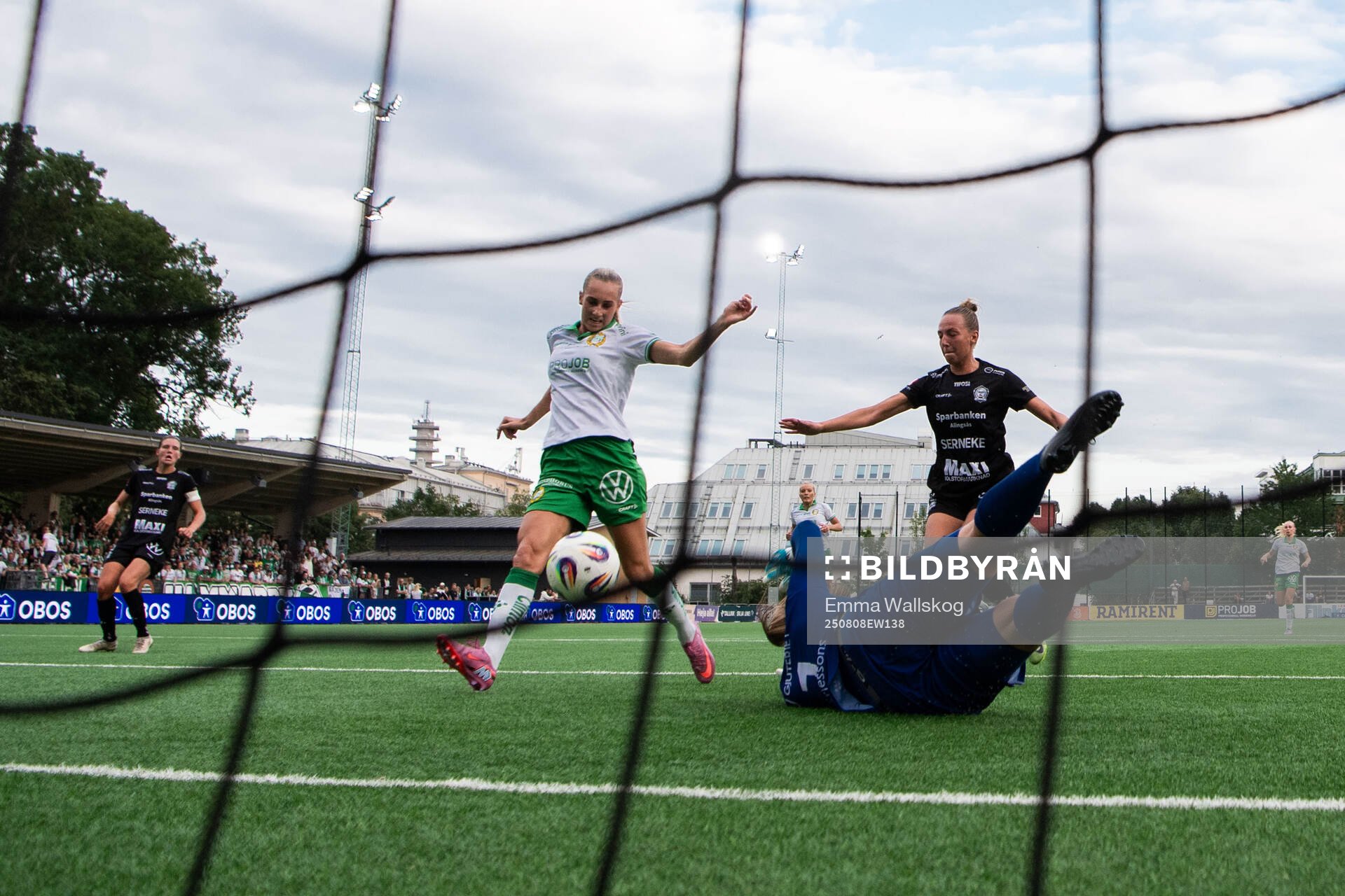 Hammarbys Ellen Wangerheim gör 2-0 bakom Alingsås Emmy