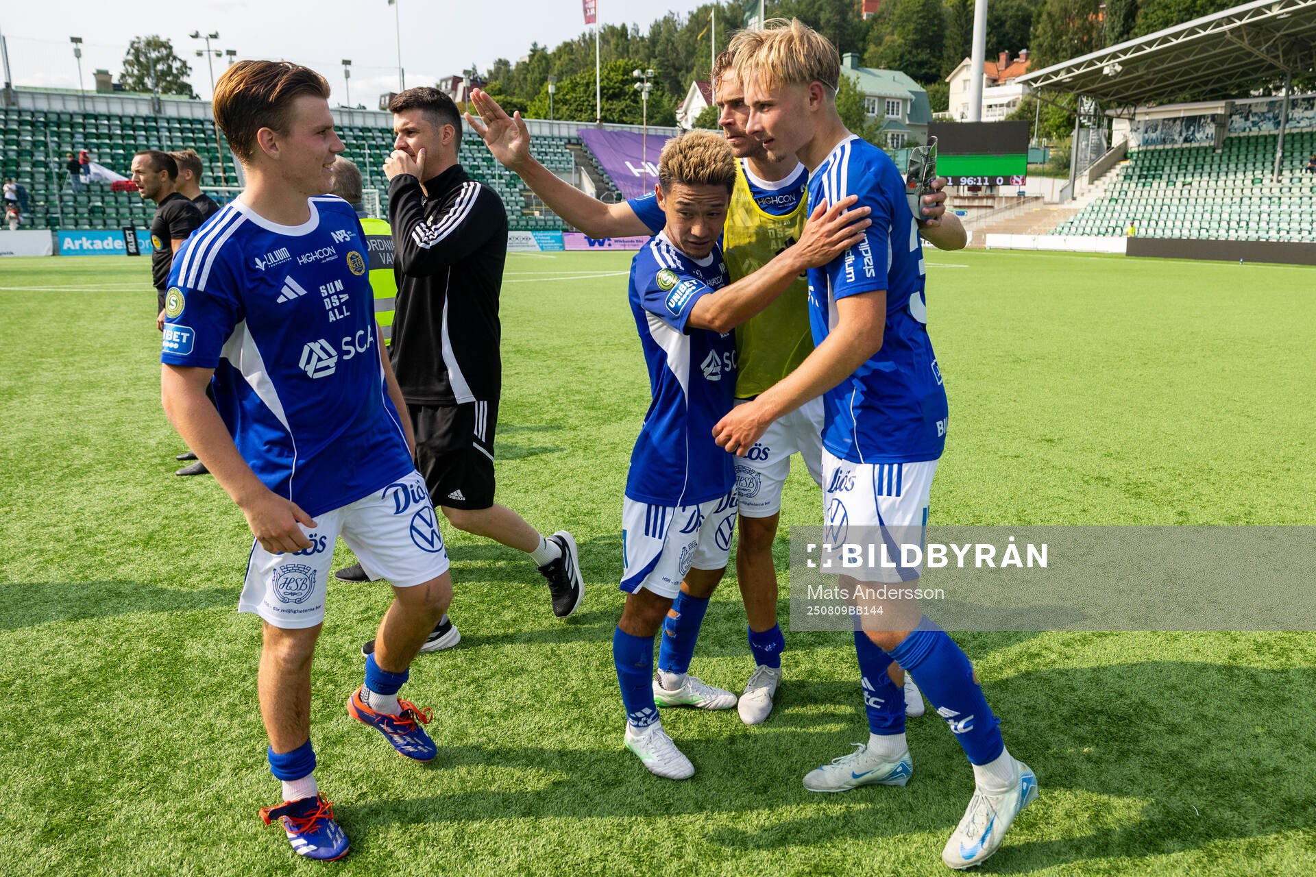 GIF Sundsvalls Taiki Kagayama jublar med lagkamrater