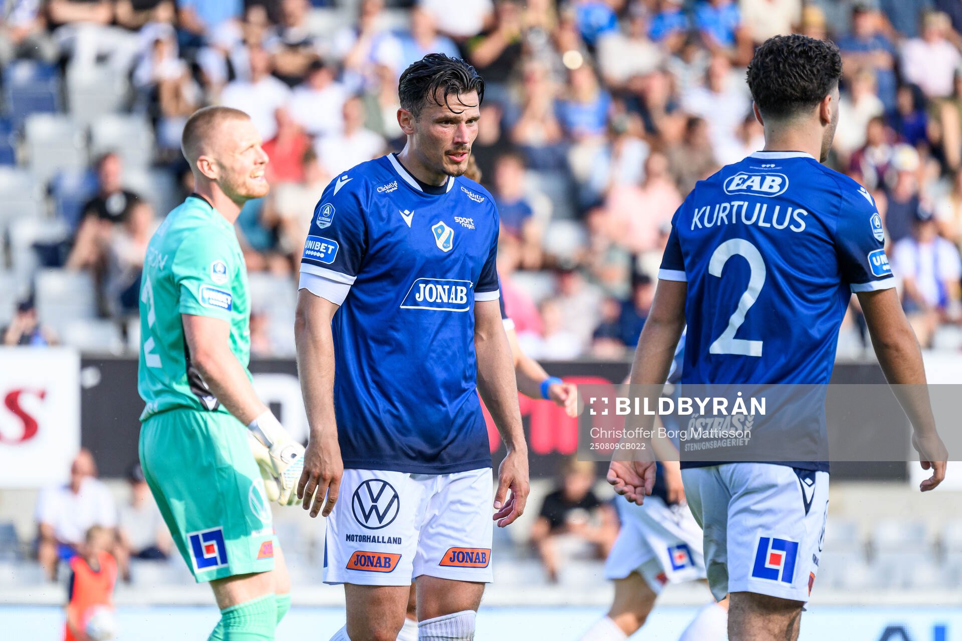 Halmstads målvakt Tim Erlandsson och Pascal Gregor deppar