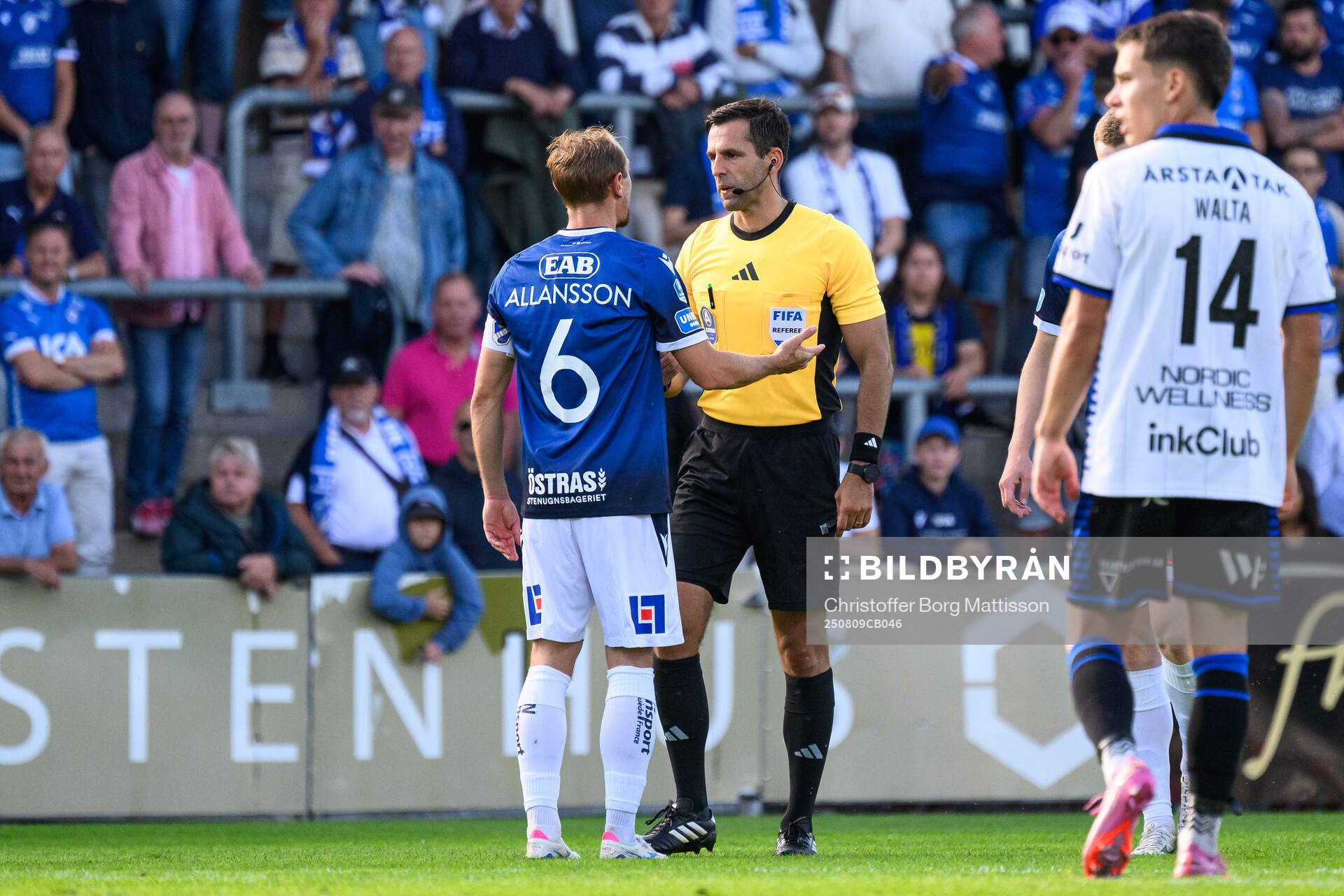 Halmstads Joel Allansson i samtal med domare Granit