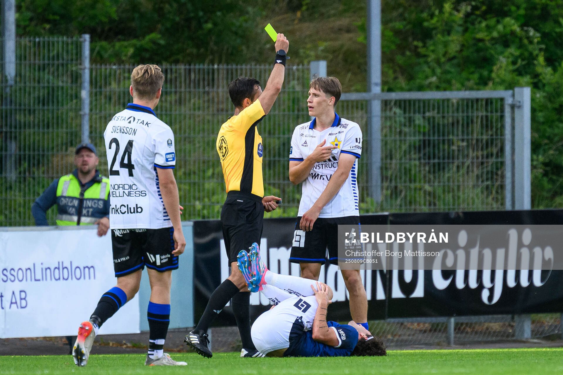 Sirius Marcus Lindberg tilldelas gult kort av domare Granit
