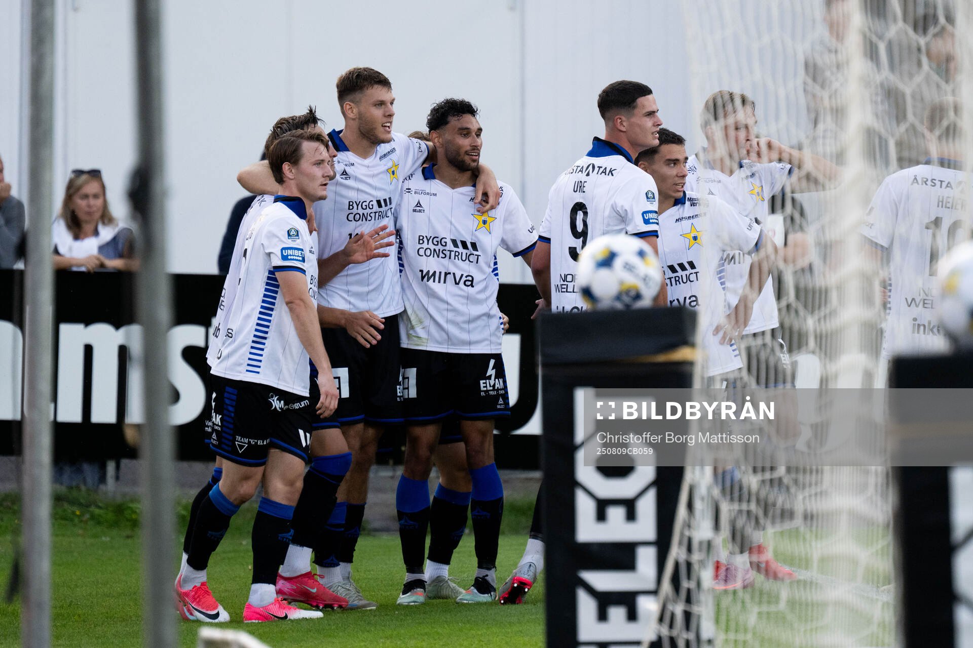 Sirius Robbie Ure jublar med lagkamrater