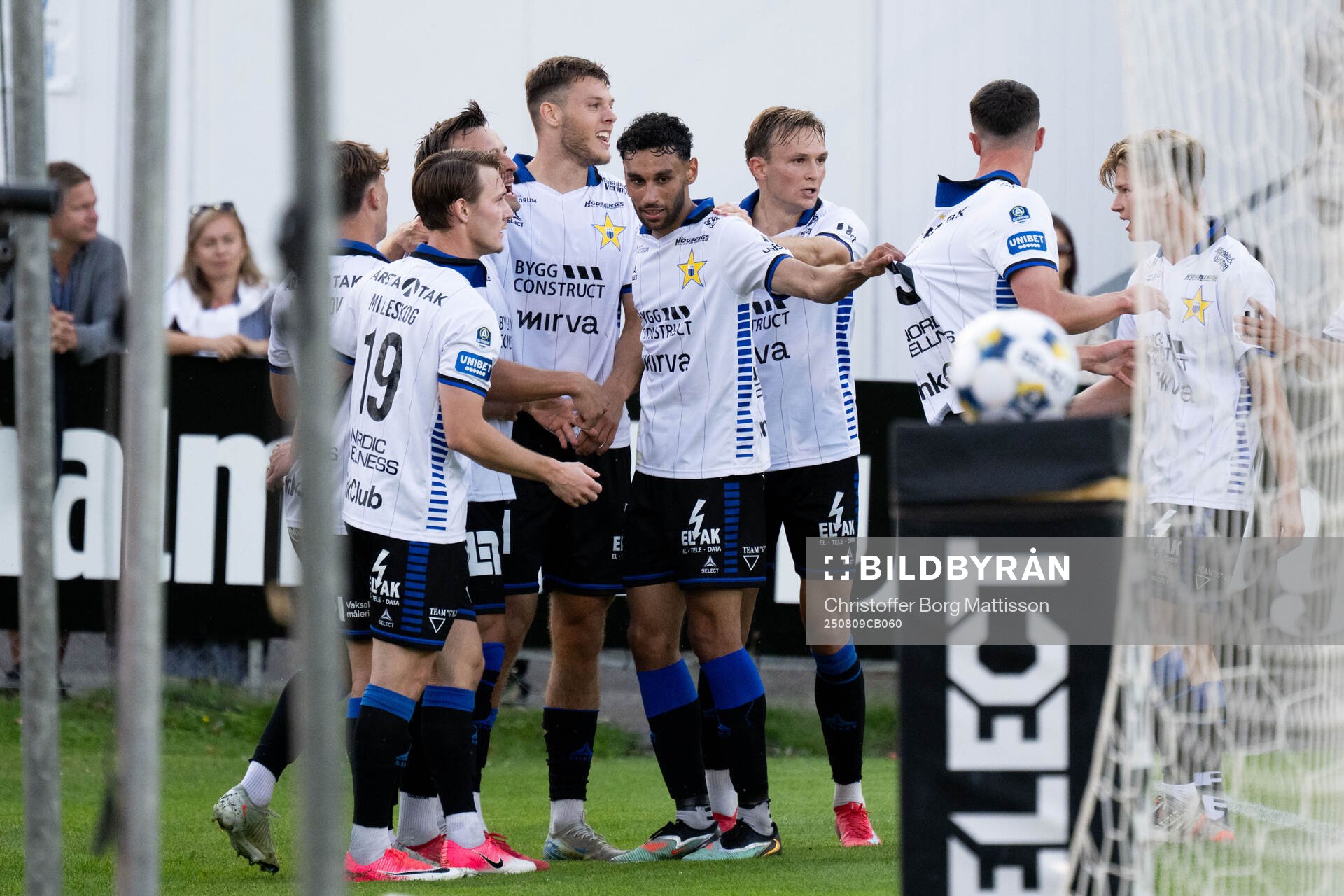 Sirius Robbie Ure jublar med lagkamrater