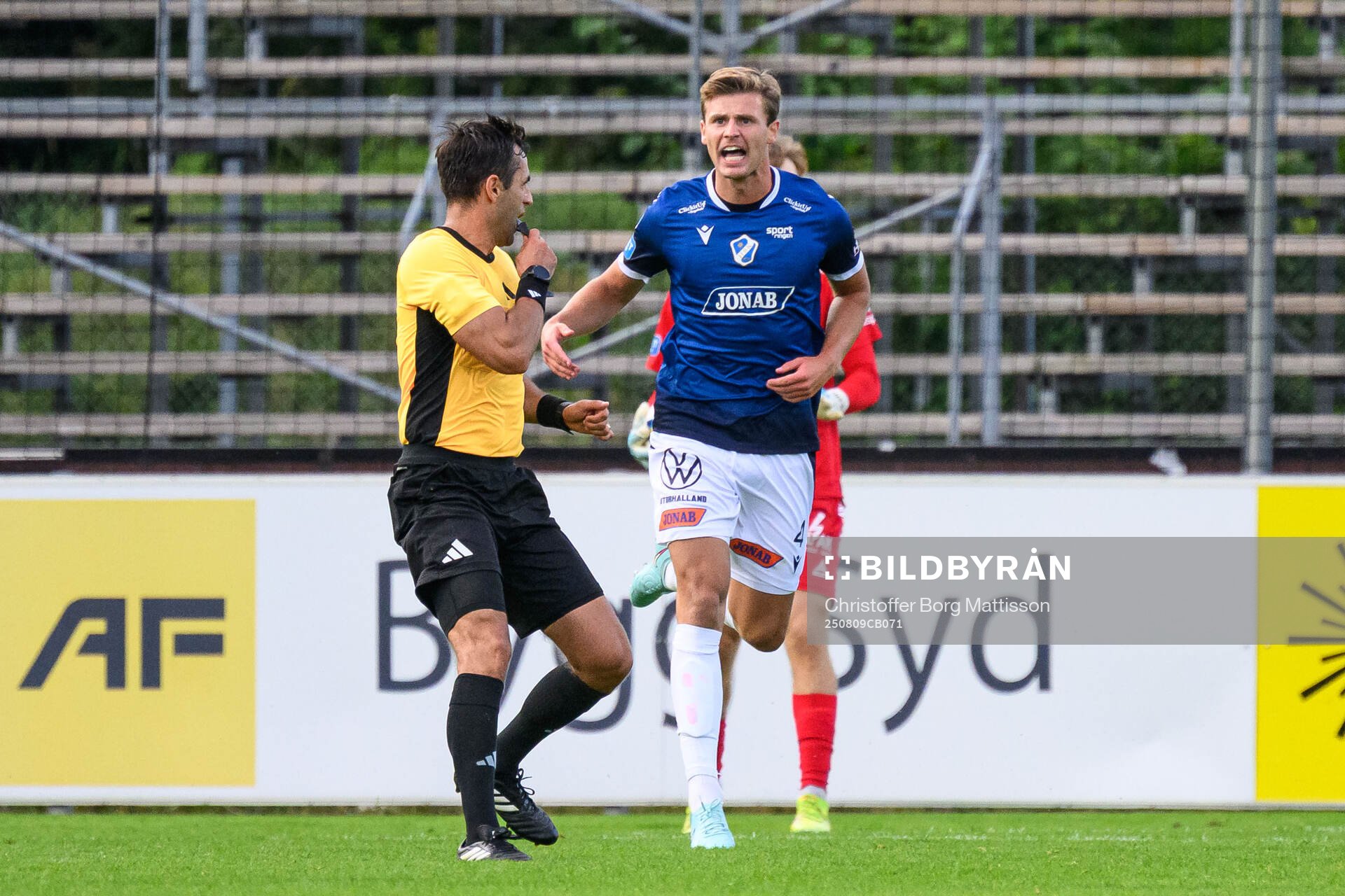 Domare Granit Maqedonci och Halmstads Filip Schyberg