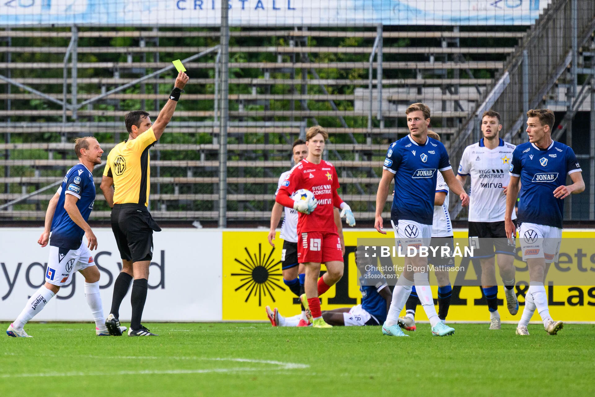 Halmstads Filip Schyberg tilldleas gult kort av domare