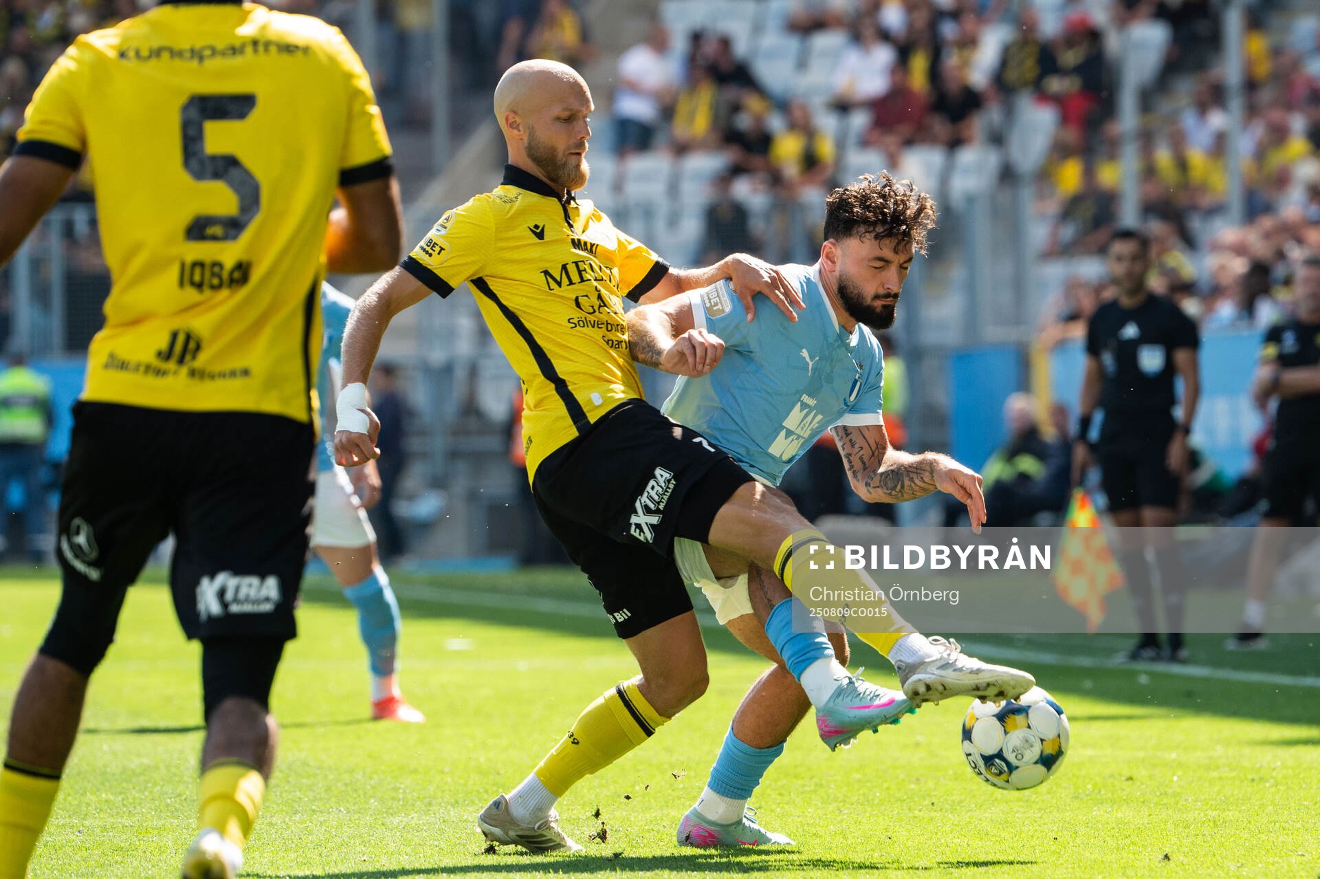 Mjällbys Viktor Gustafson och Malmö FFs Sead Haksabanovic